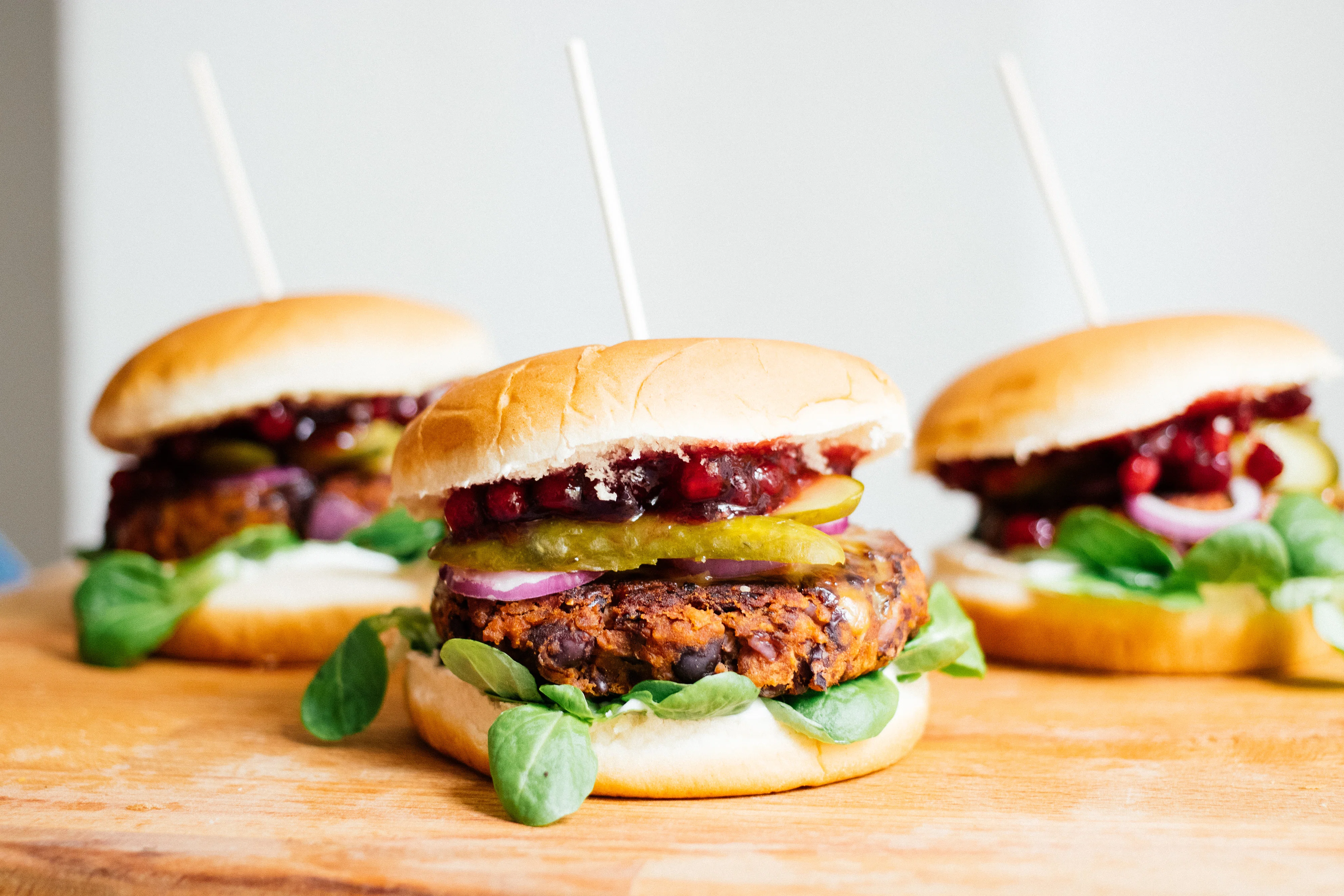 Veganer Burger mit Black-Bean-Patty & Preiselbeeren