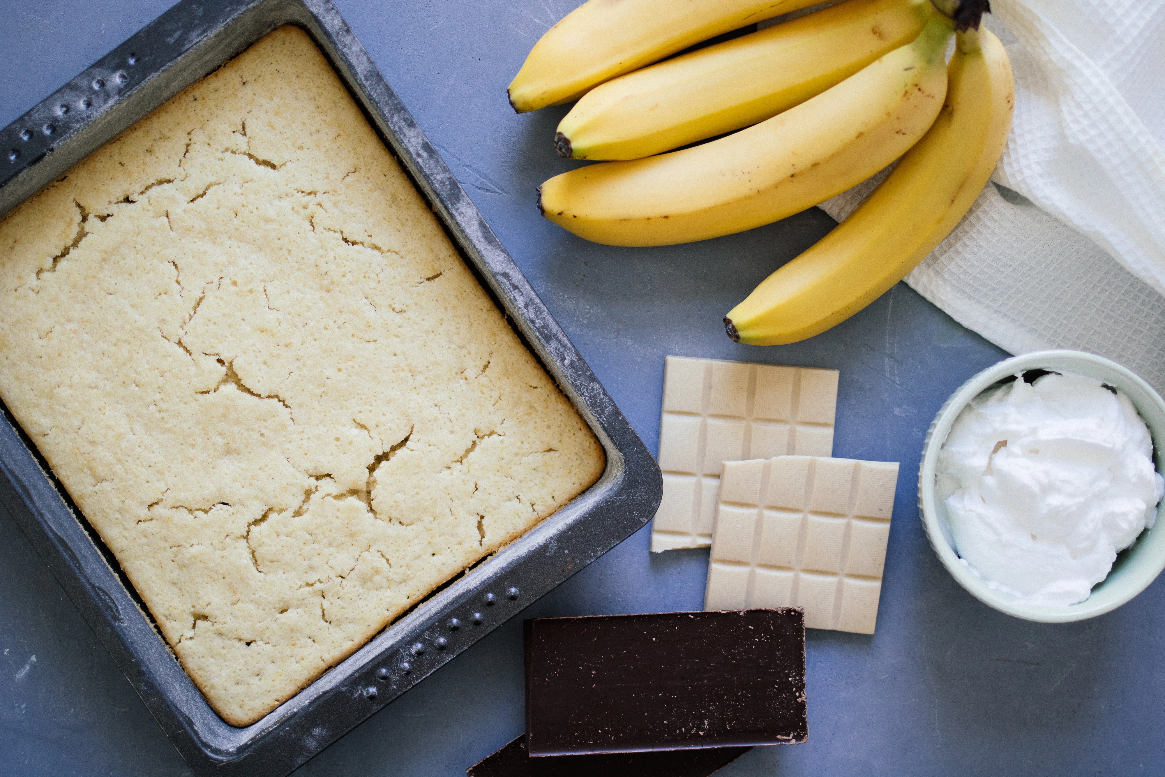 R306 Vegane Schokobanane auf Sahne & Biskuitteig