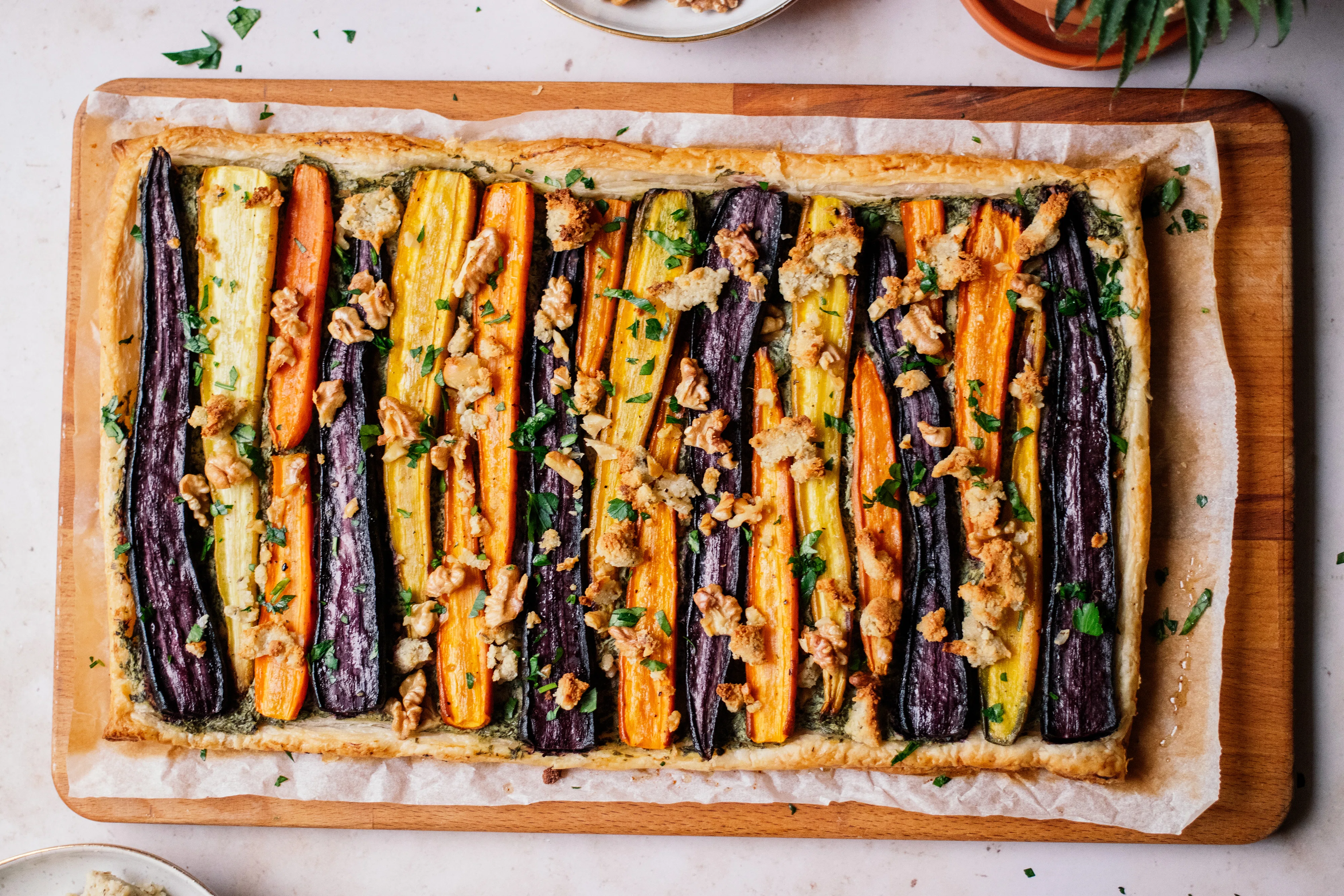 Möhrentarte mit Dinkel-Blätterteig und veganem Fetakäse