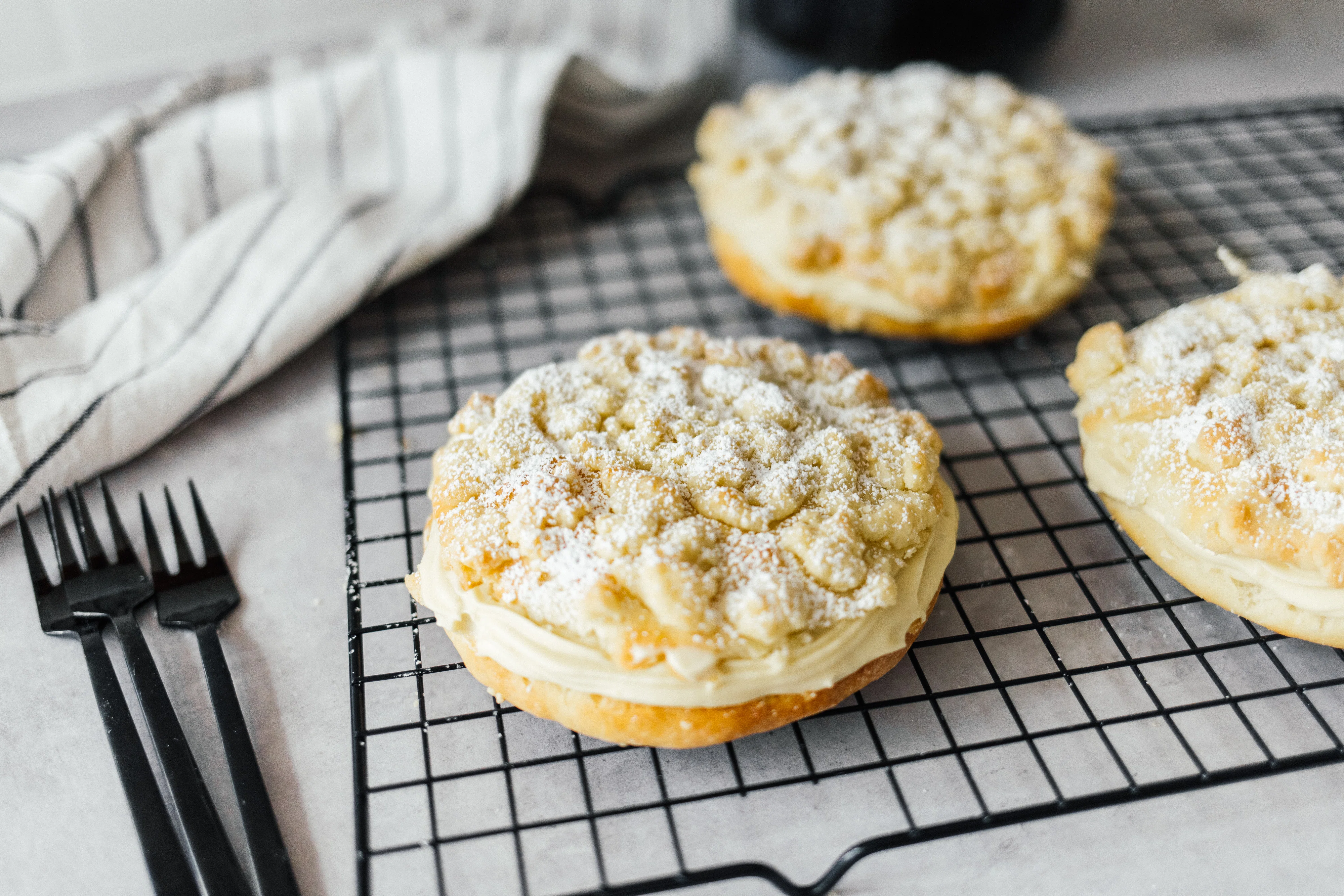Vegane Streuseltaler mit Puddingfüllung