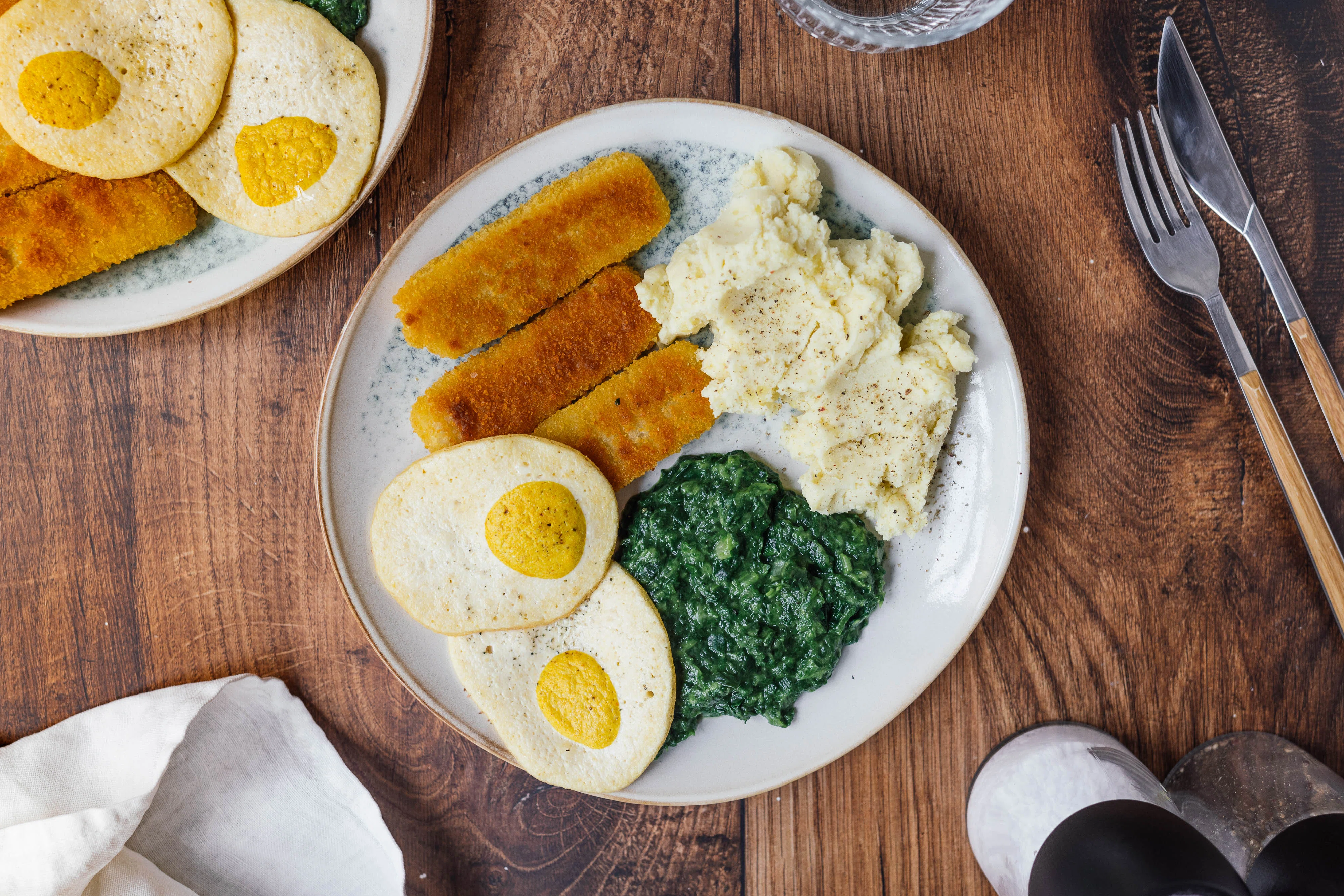 Kartoffelbrei mit Rahmspinat und veganen Spiegeleiern