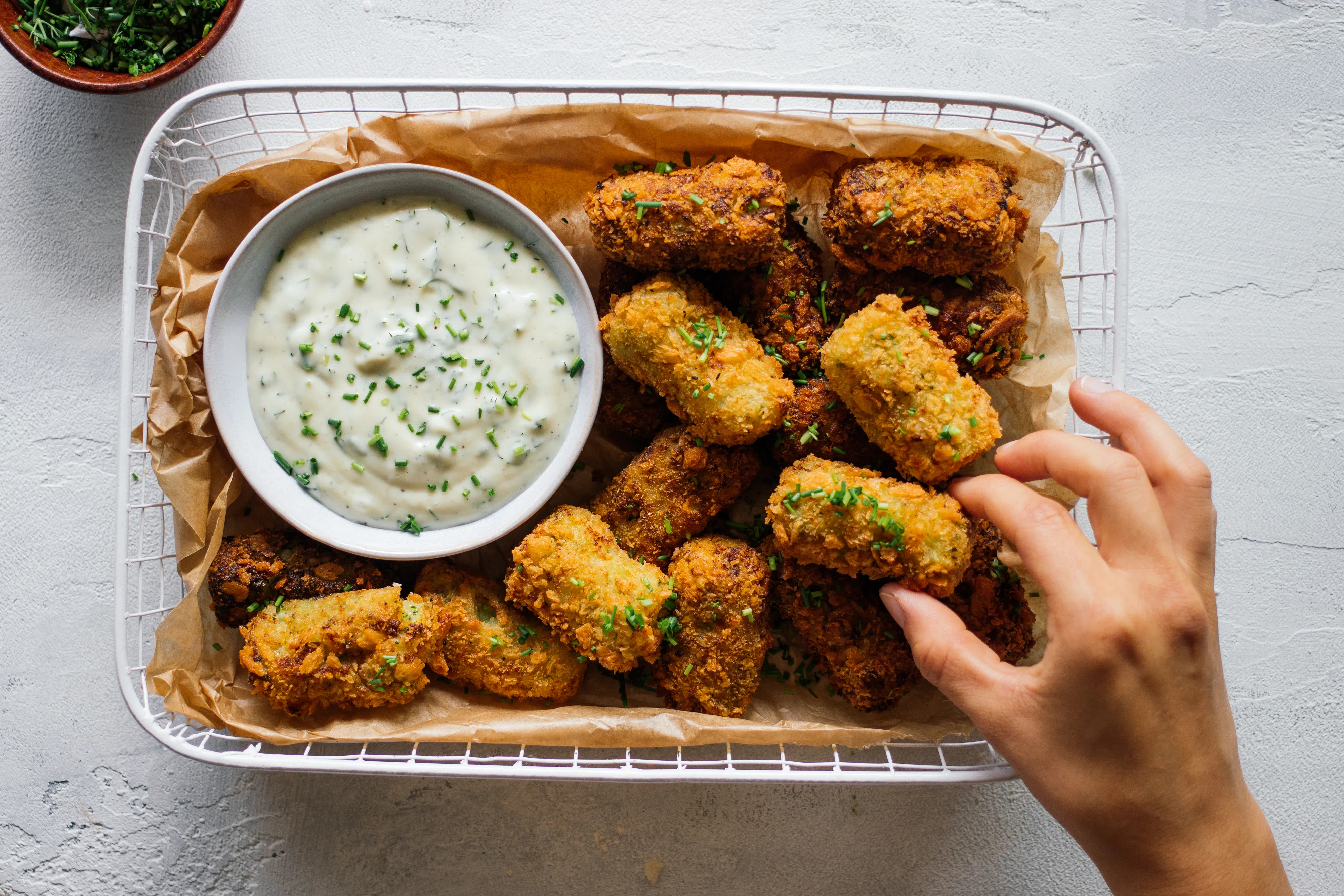 Vegane Brokkoli-Kroketten mit Kräuterdip