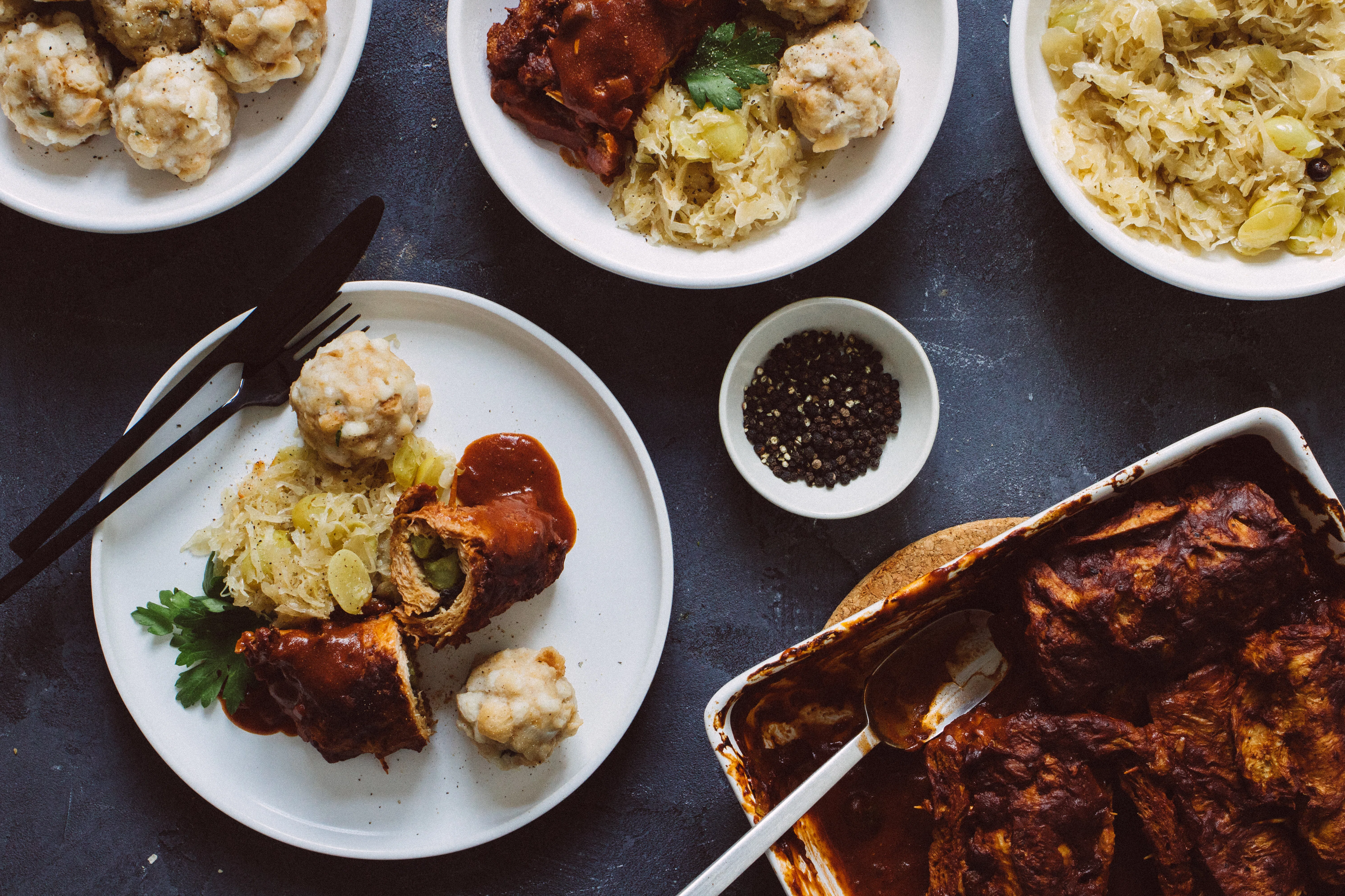 R221 Vegane Rouladen mit Miniknödeln und Sauerkraut