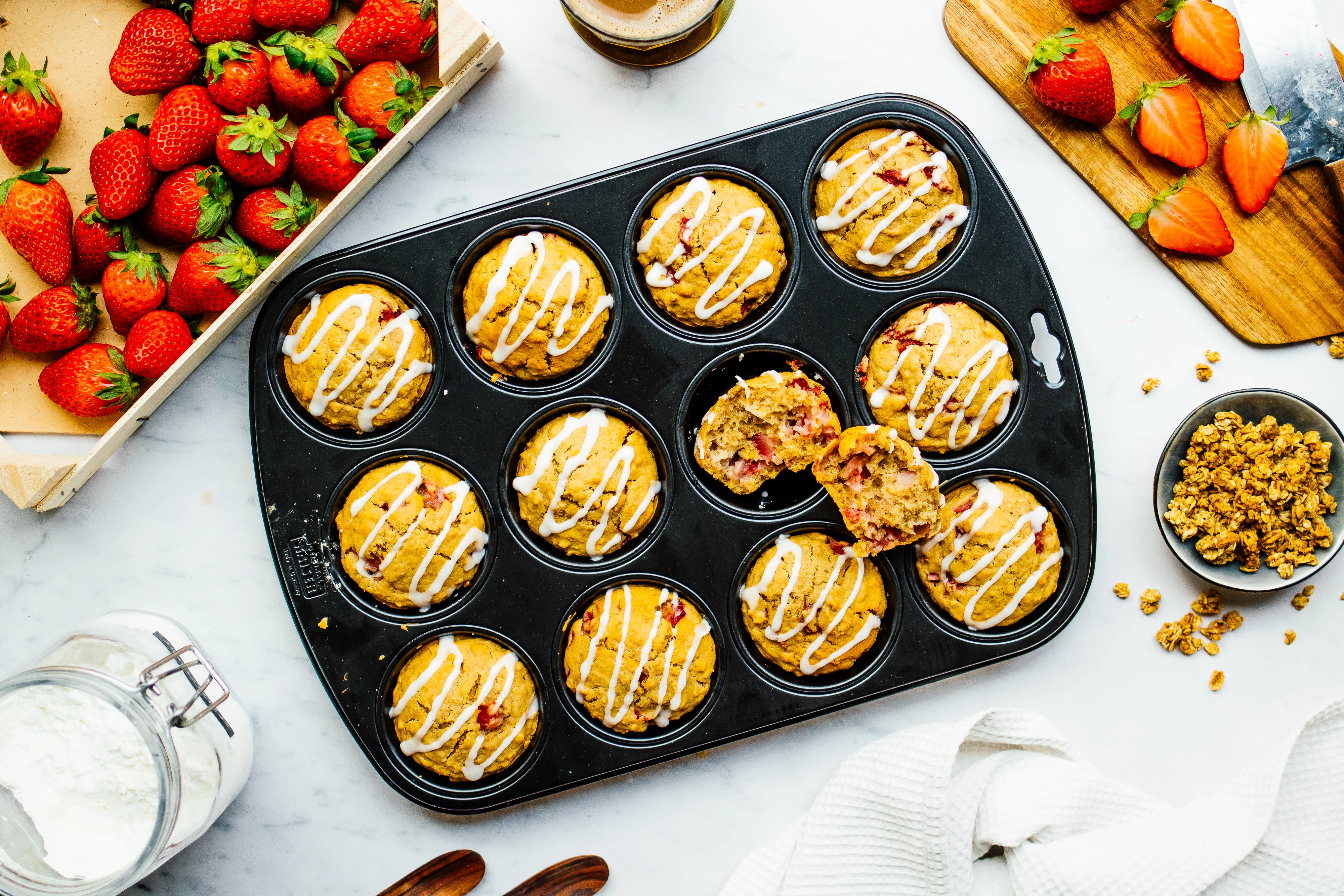 Vegane Frühstücksmuffins mit Erdbeeren