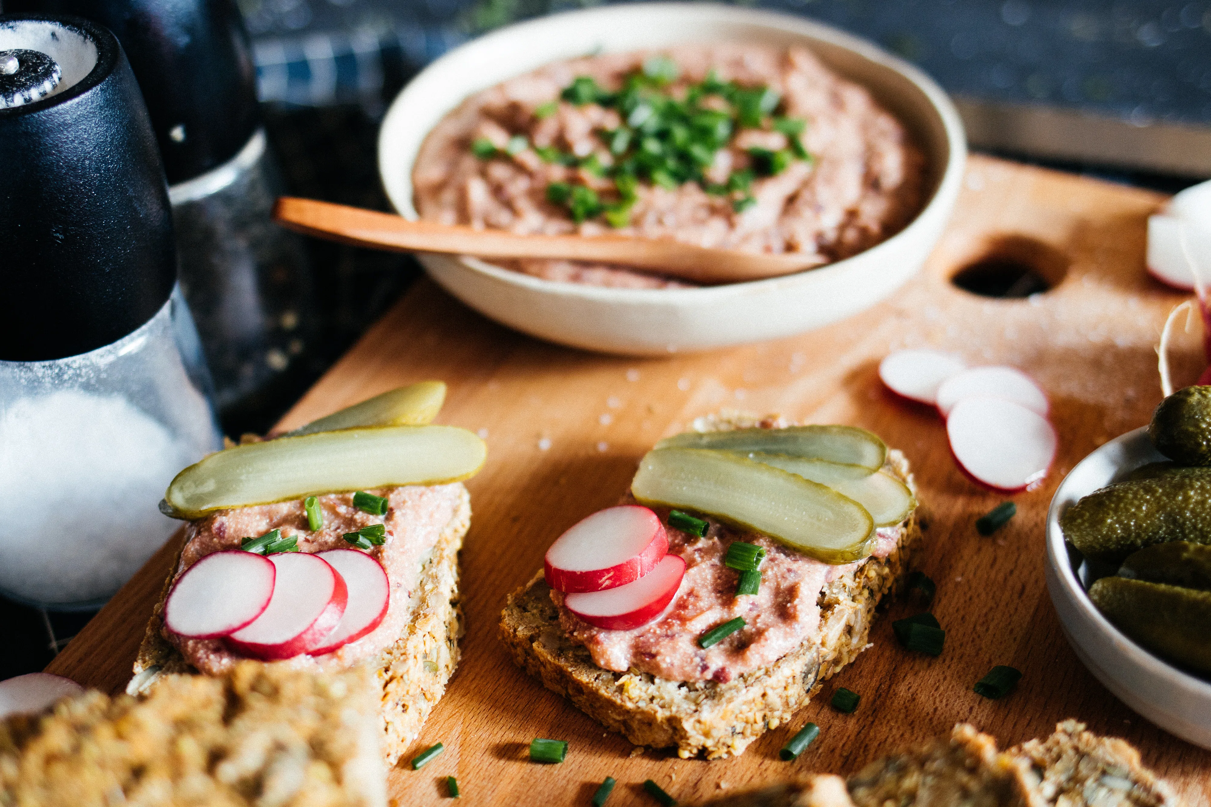 R553 Homemade Vegan Liverwurst with Freshly Baked Bread