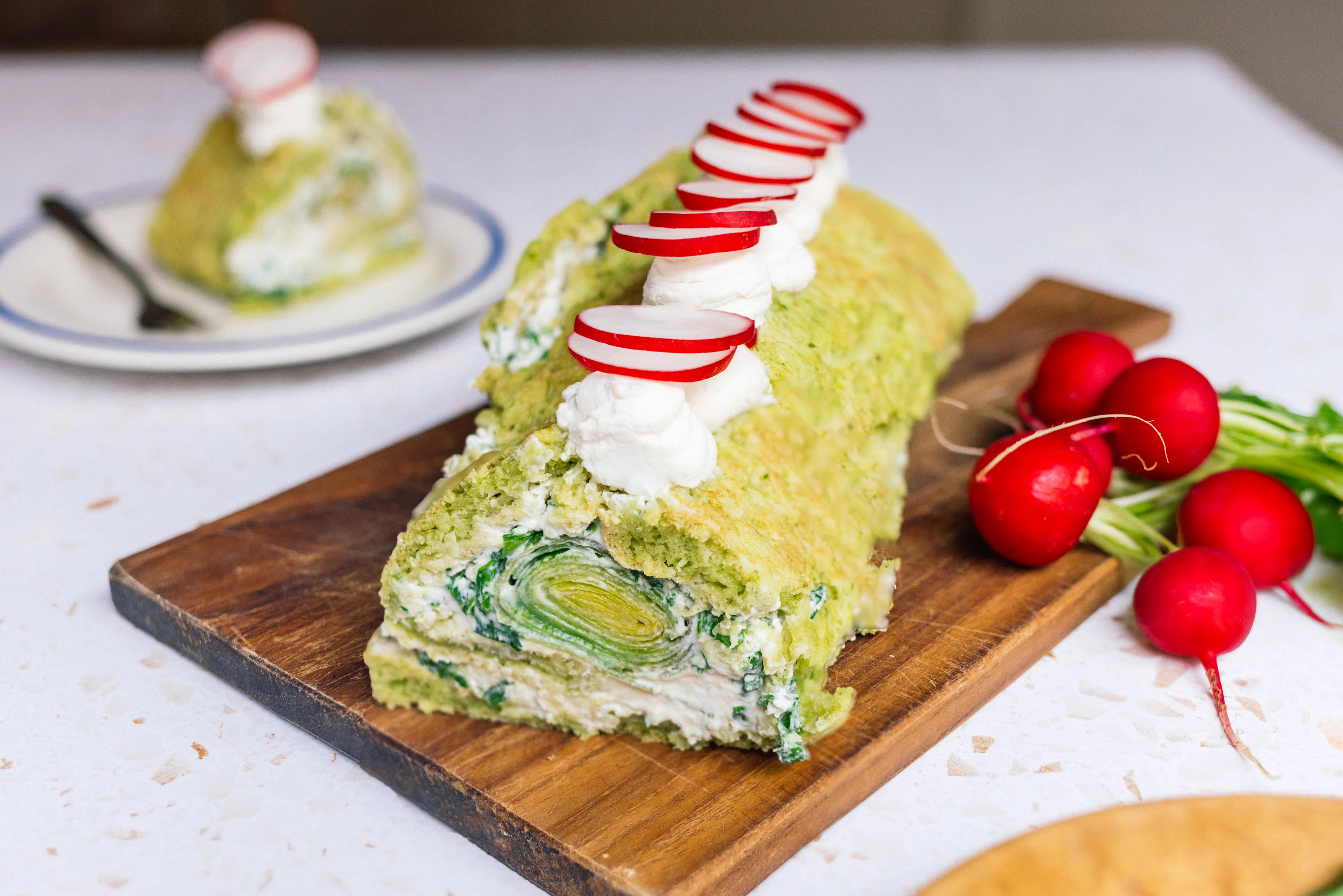 Herzhafte Lauch-Frischkäse-Biskuitrolle