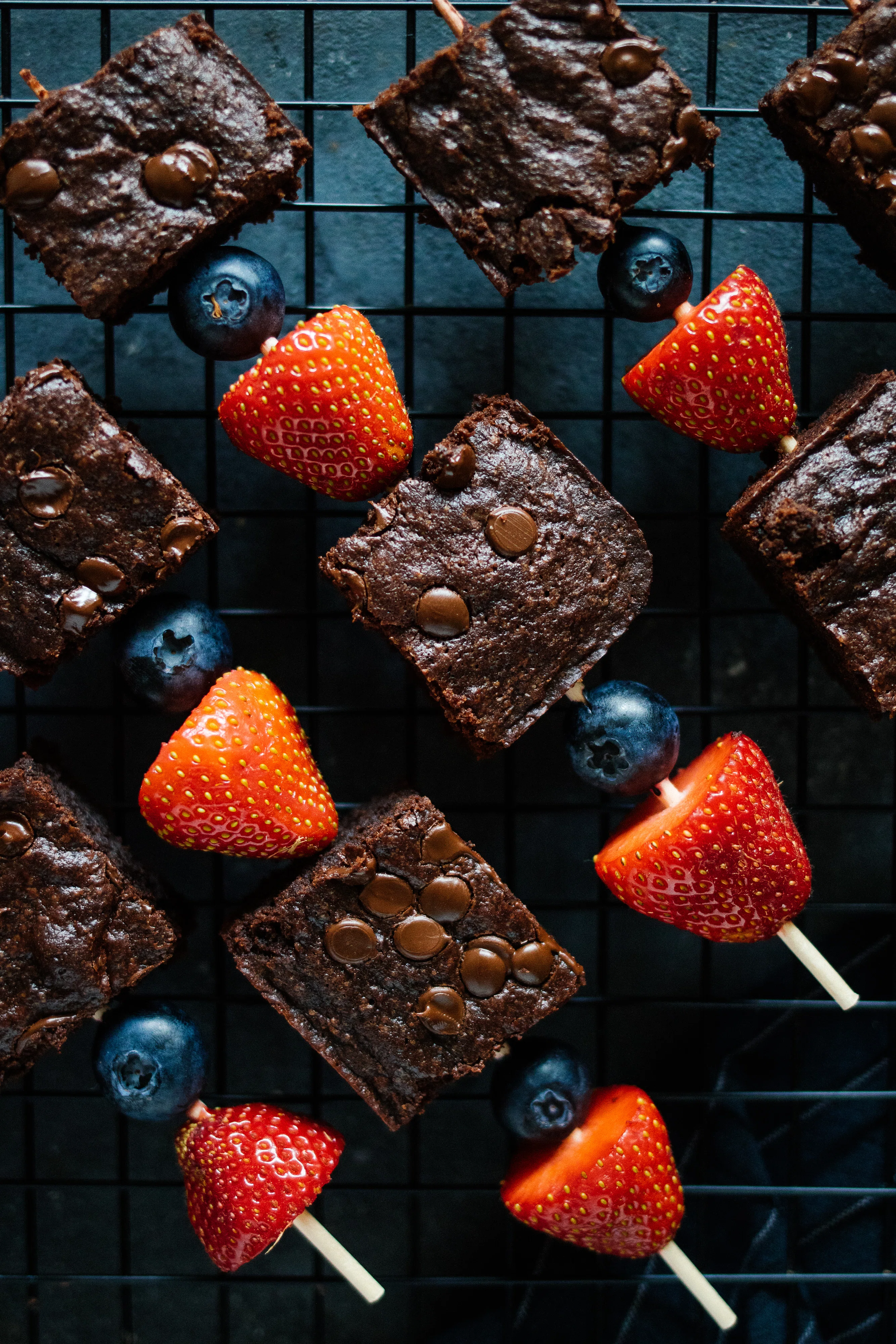 R27 Sweet Sticks with vegan Brownies & Berries