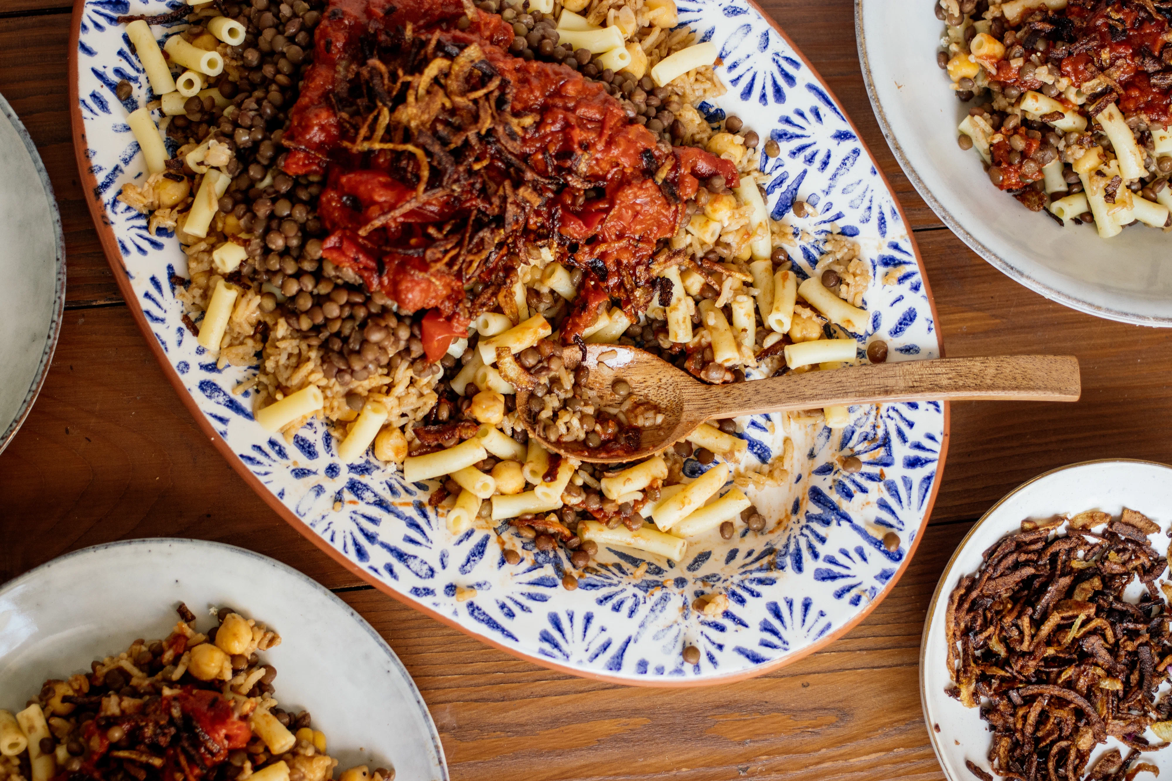 Veganes Kuschari (ein Traum von Nudeln, Reis, Linsen und Kichererbsen)