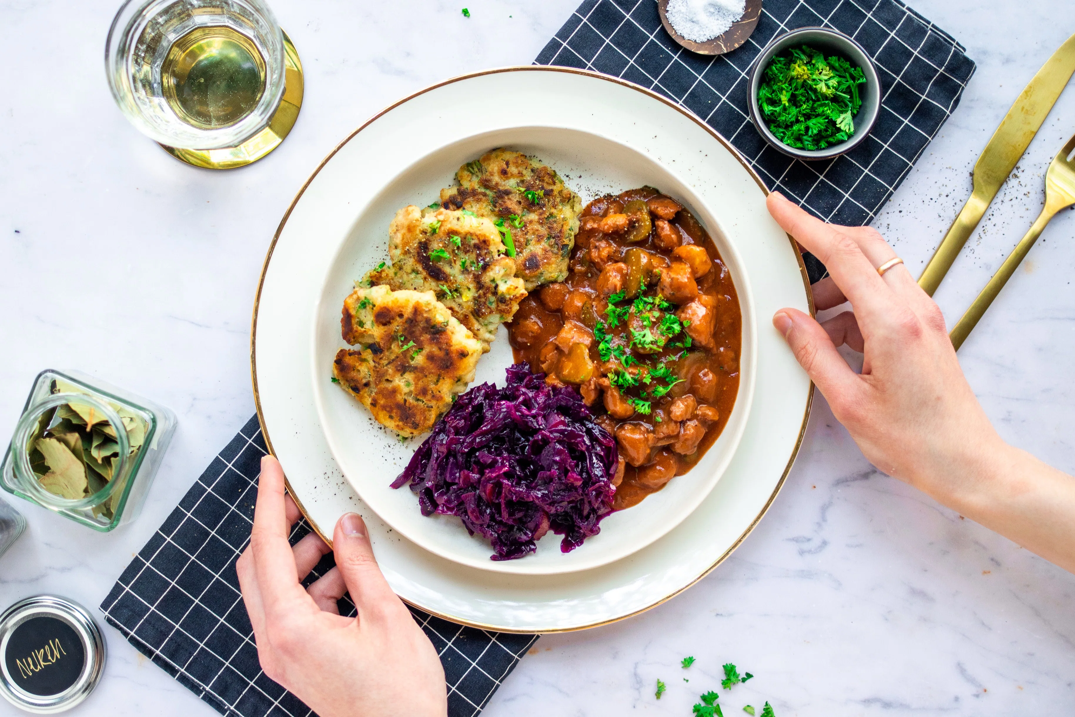 Veganes Gulasch mit Pfannenknödeln &amp; Rotkraut