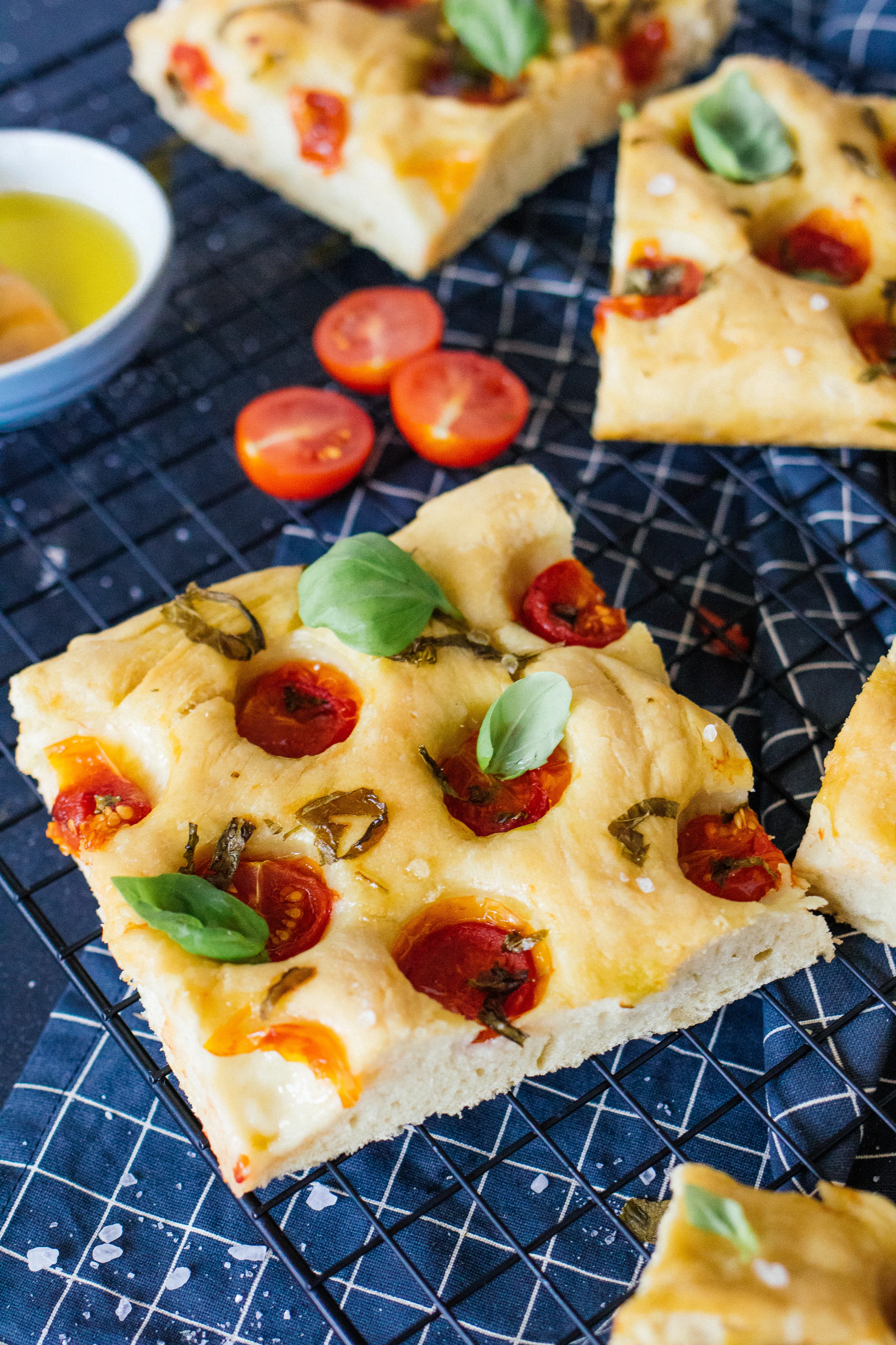 R534 Vegane Focaccia mit Tomaten & Basilikum