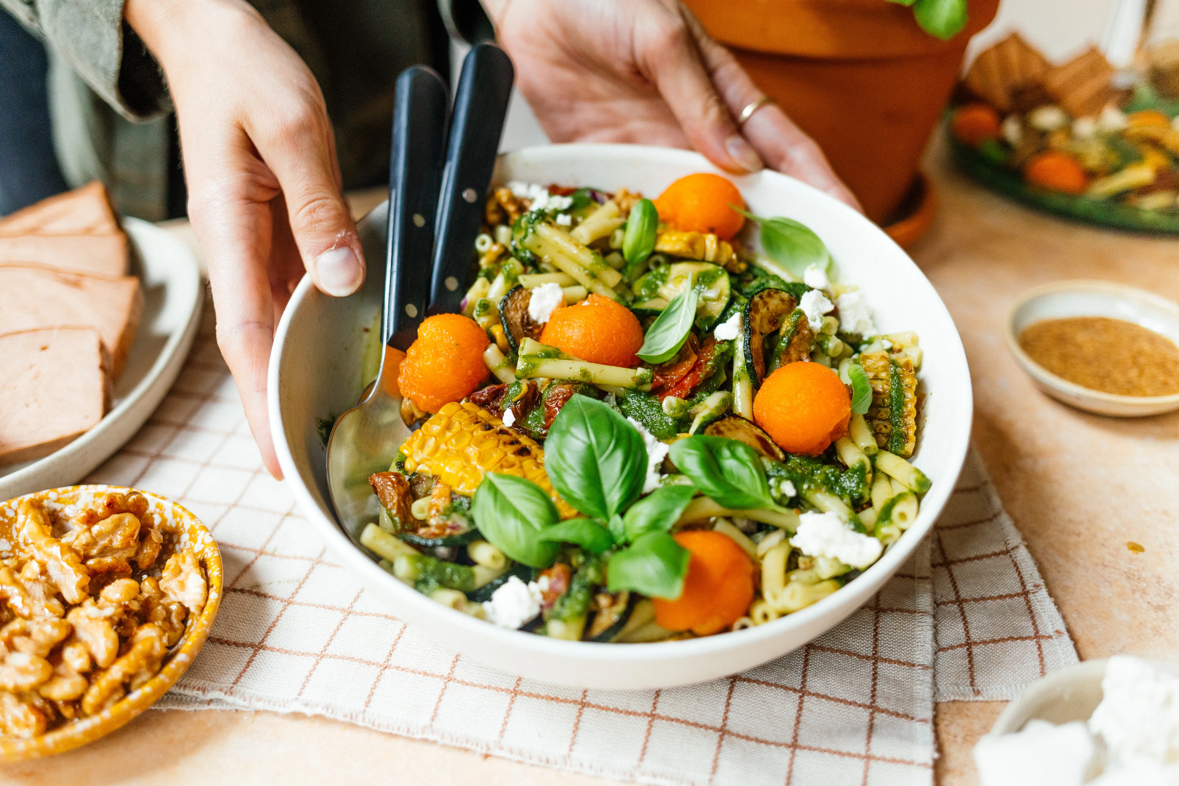 Schneller Nudelsalat mit Melone, Basilikum & gegrilltem Mais