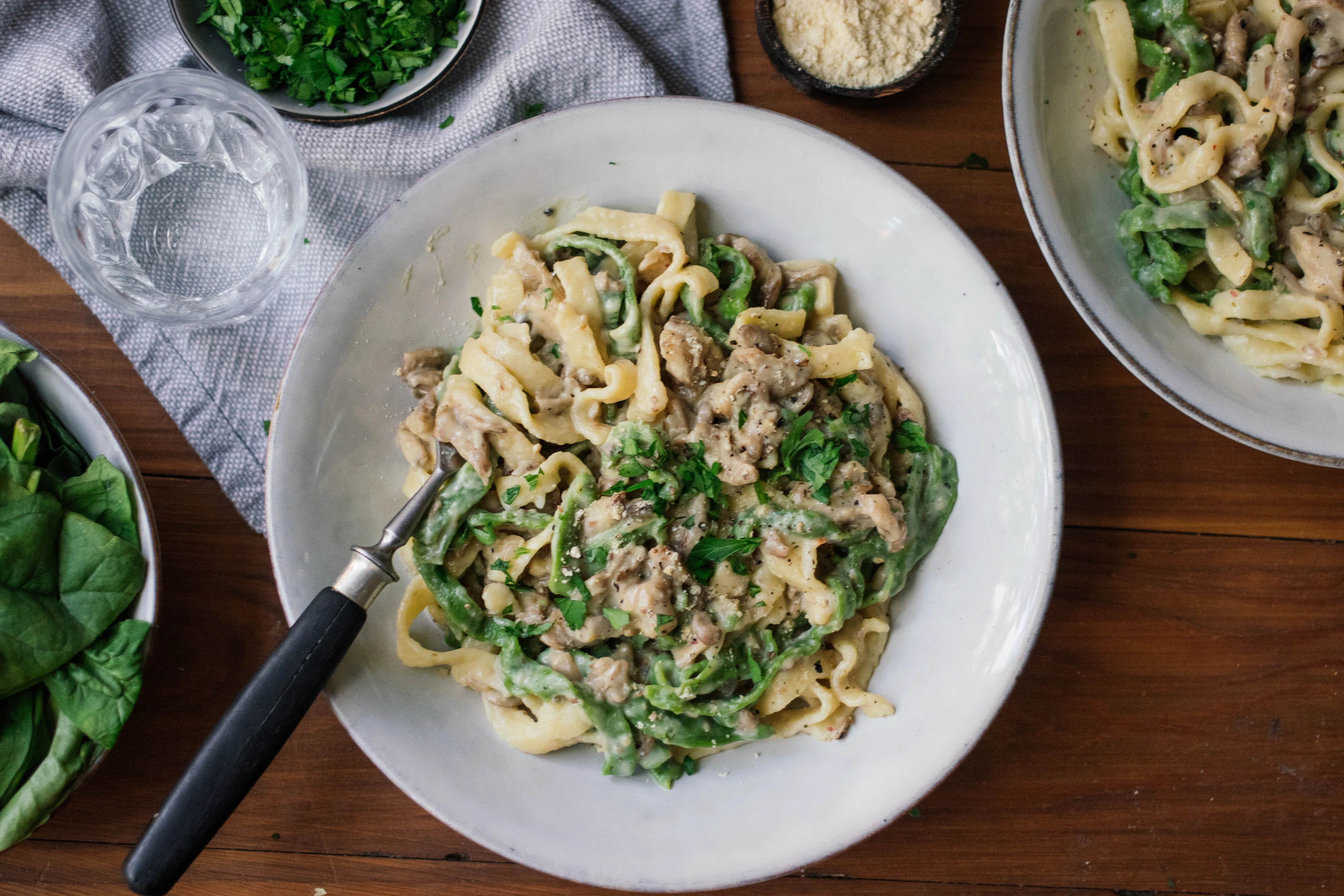 Selbstgemachte (Spinat-) Tagliatelle mit Pilz-Stroganoff