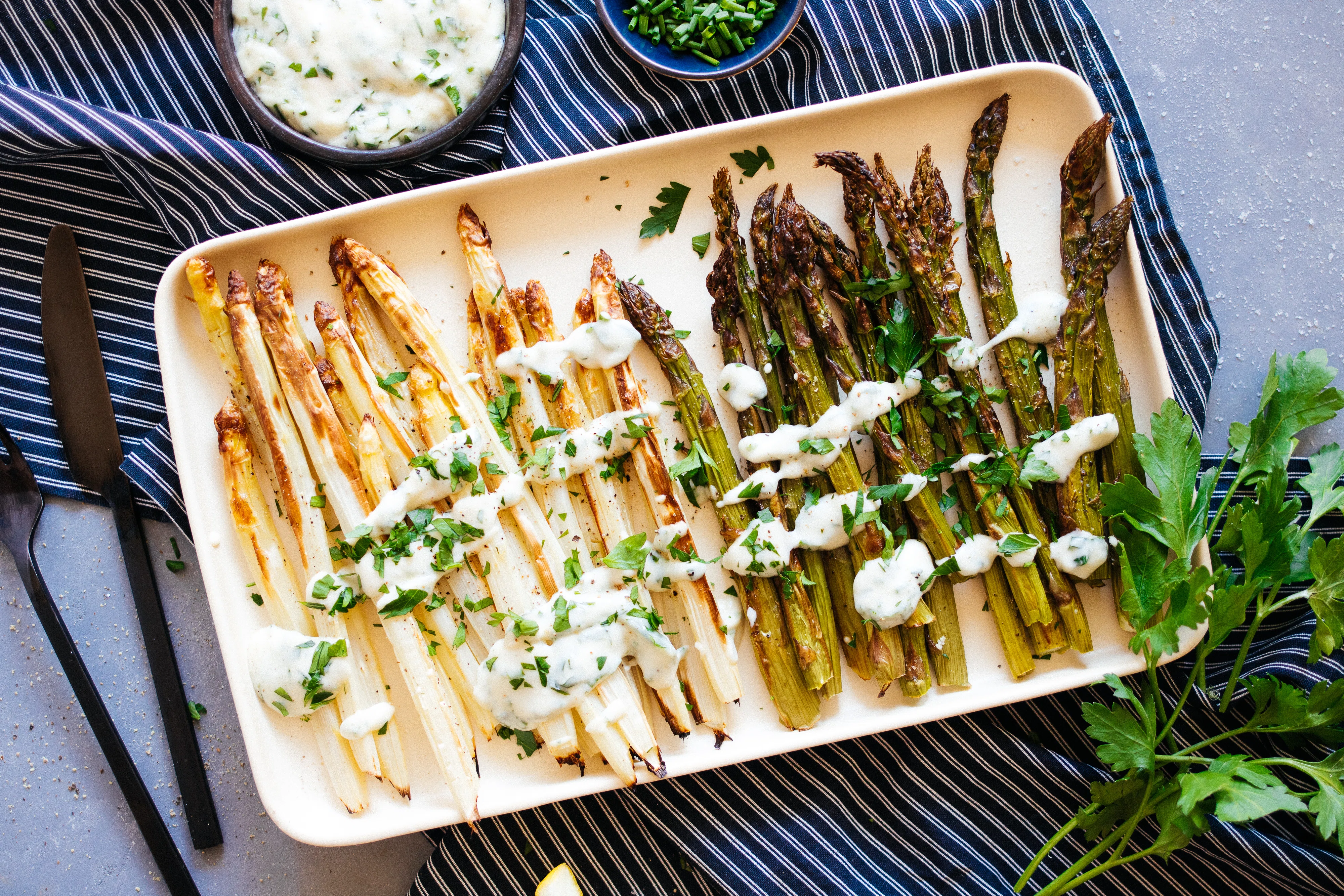 R510 Gebackener Spargel mit veganer Kräuter-Hollandaise