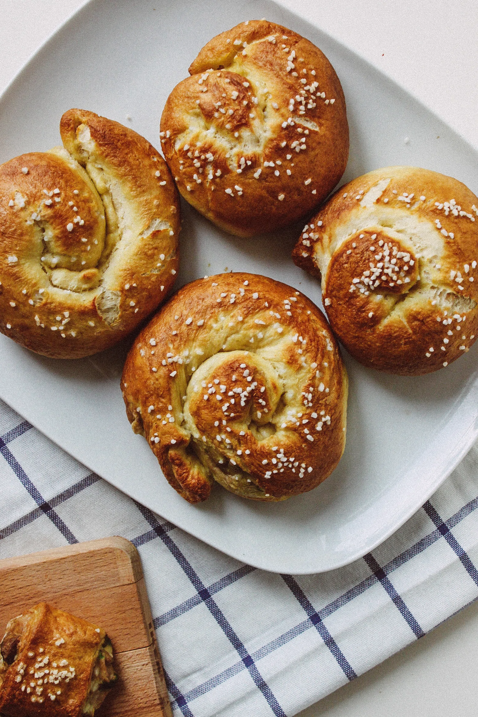 R180 Gefüllte Laugenbrötchen