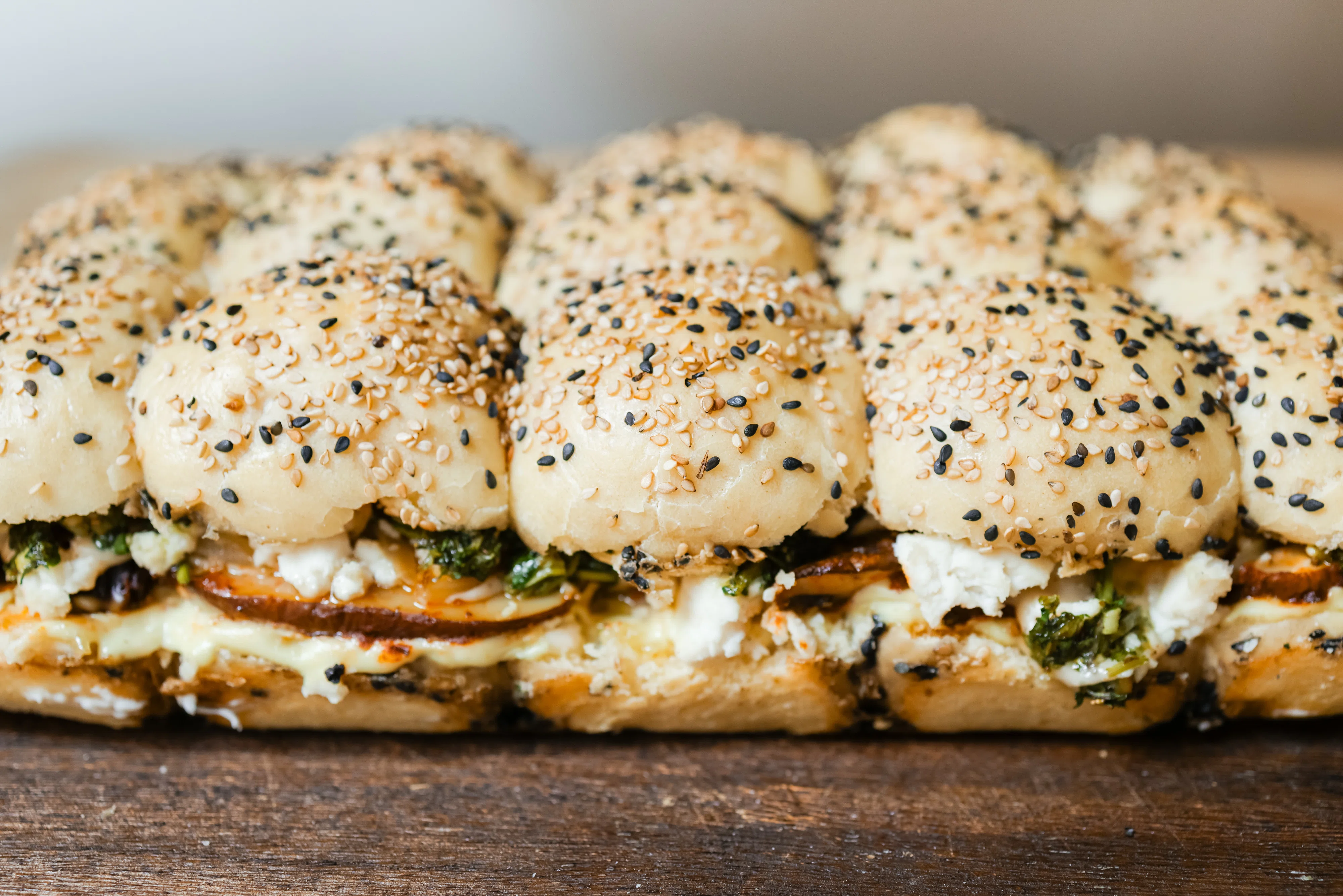 Vegane Mini-Portobello-Burger mit selbstgemachten Brötchen