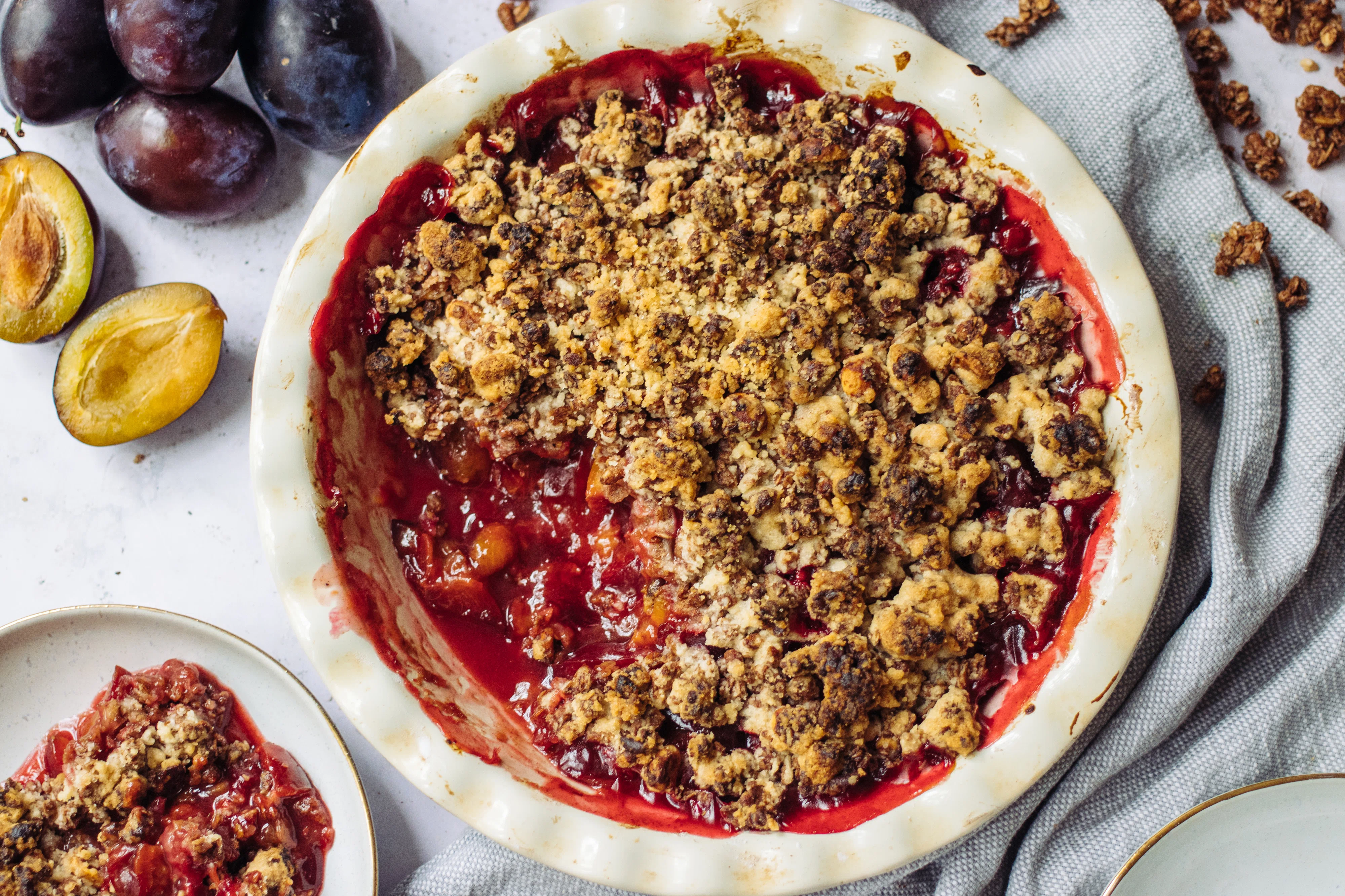 Veganer Schokoladencrumble mit Zwetschgen