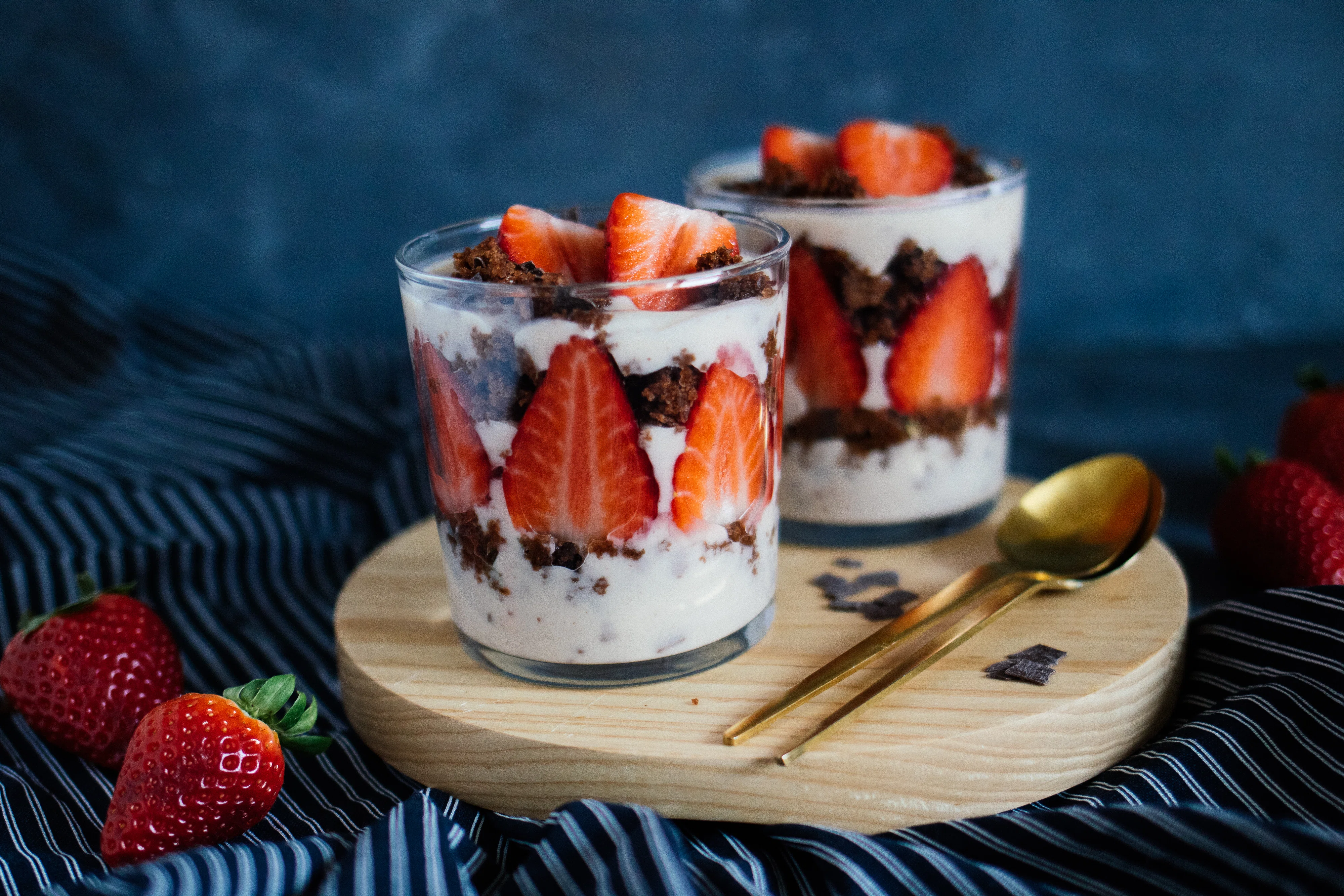 Vegane Stracciatella-Trifle mit Erdbeeren