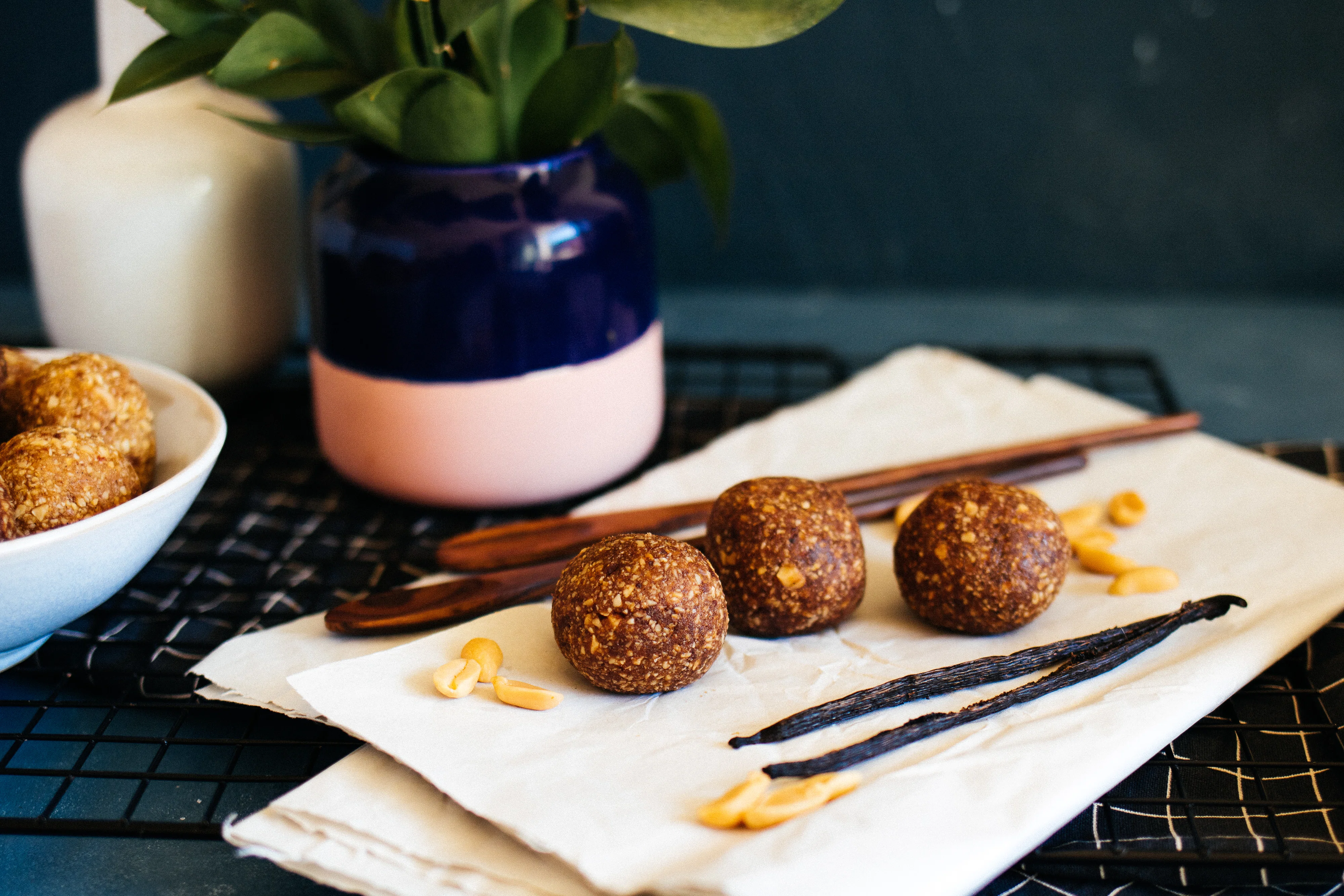 R134 Vegane Snickers Energy Balls