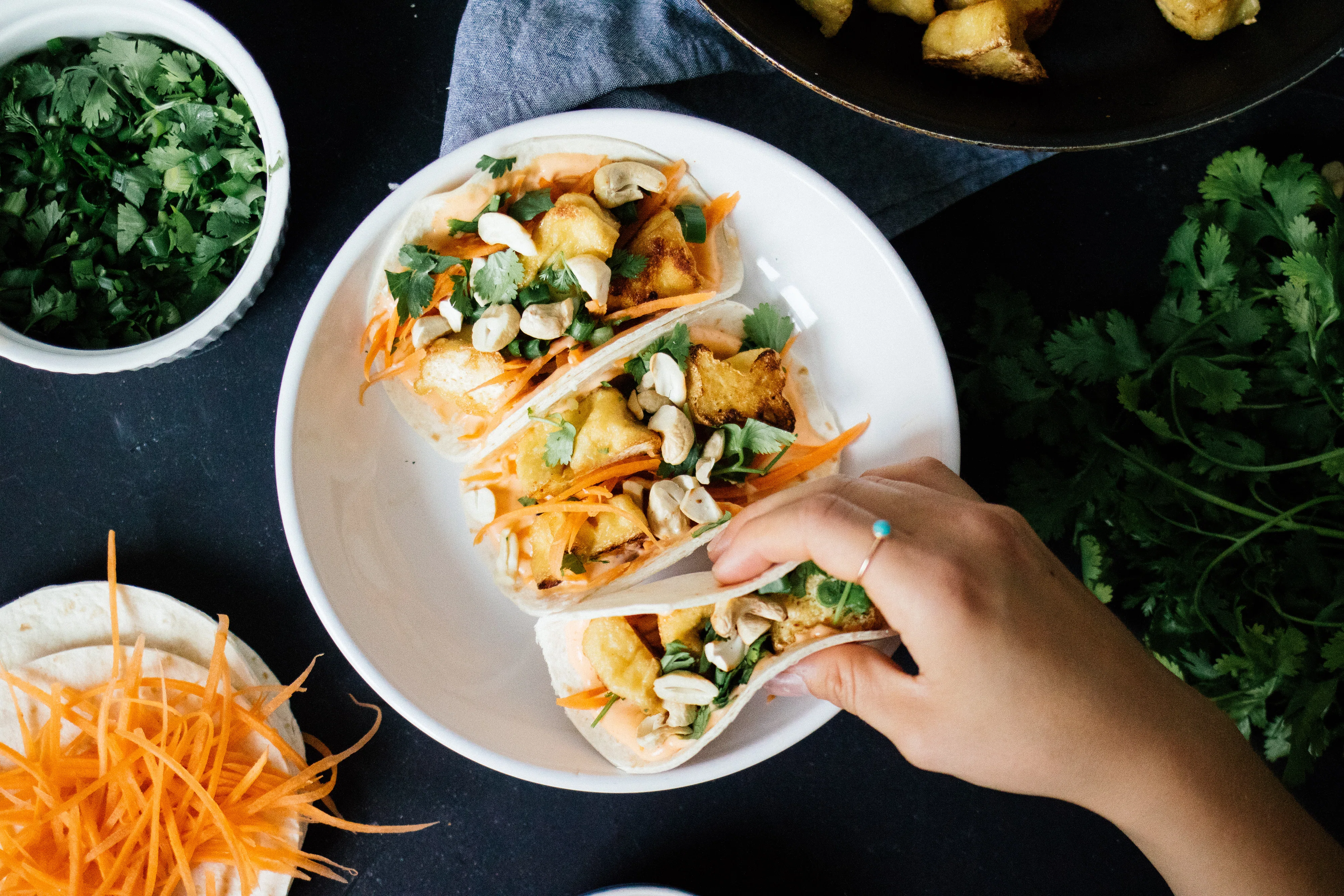 Vegane Bánh mì Tacos mit Sriracha Mayo