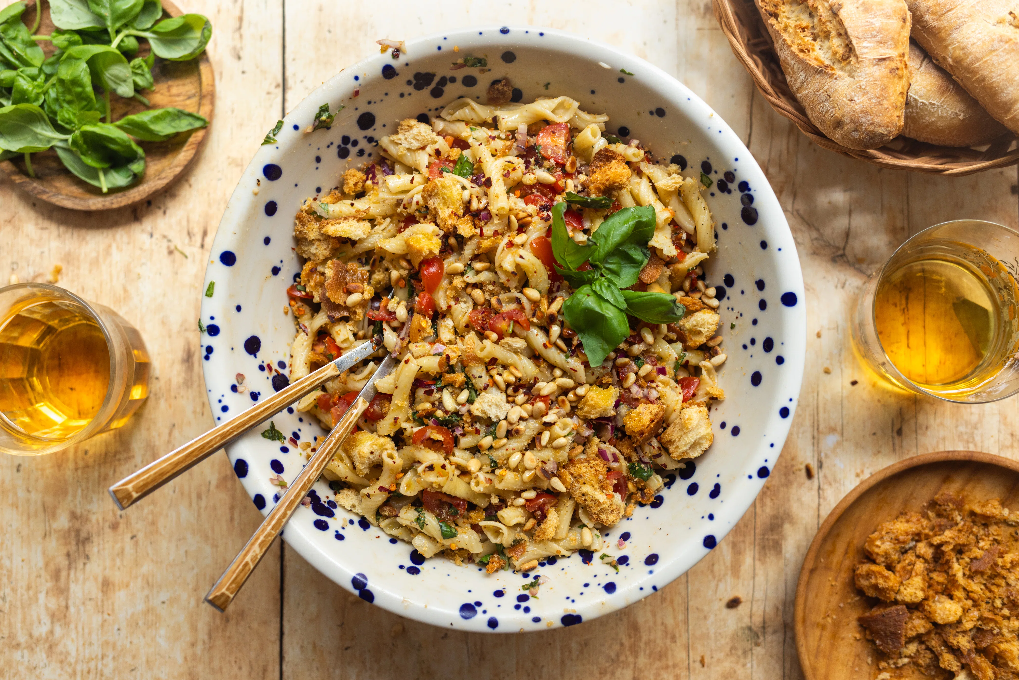 Bruschetta-Nudelsalat mit knusprigen Croûtons 