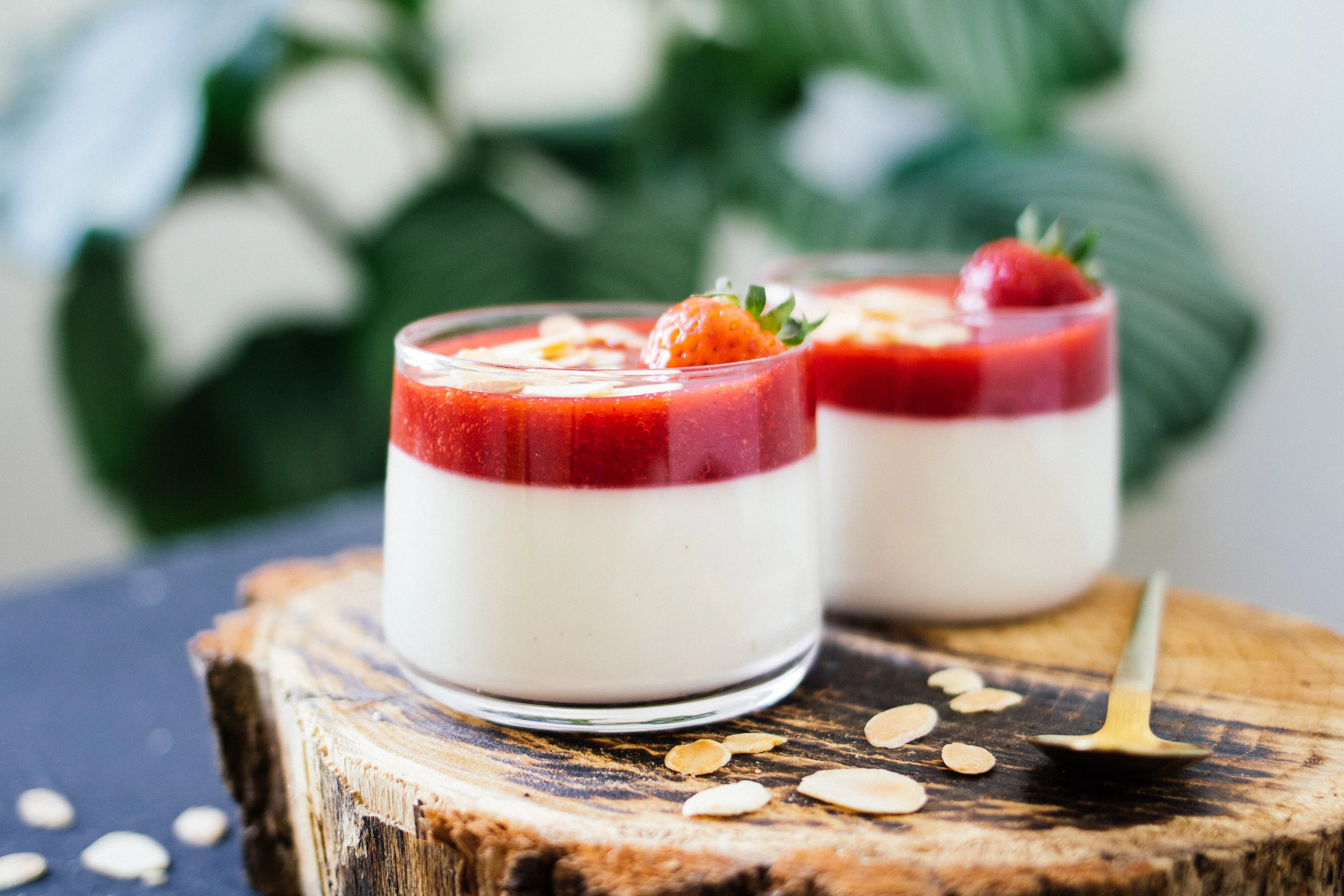 Vegane Kokos-Panna-Cotta mit Erdbeeren