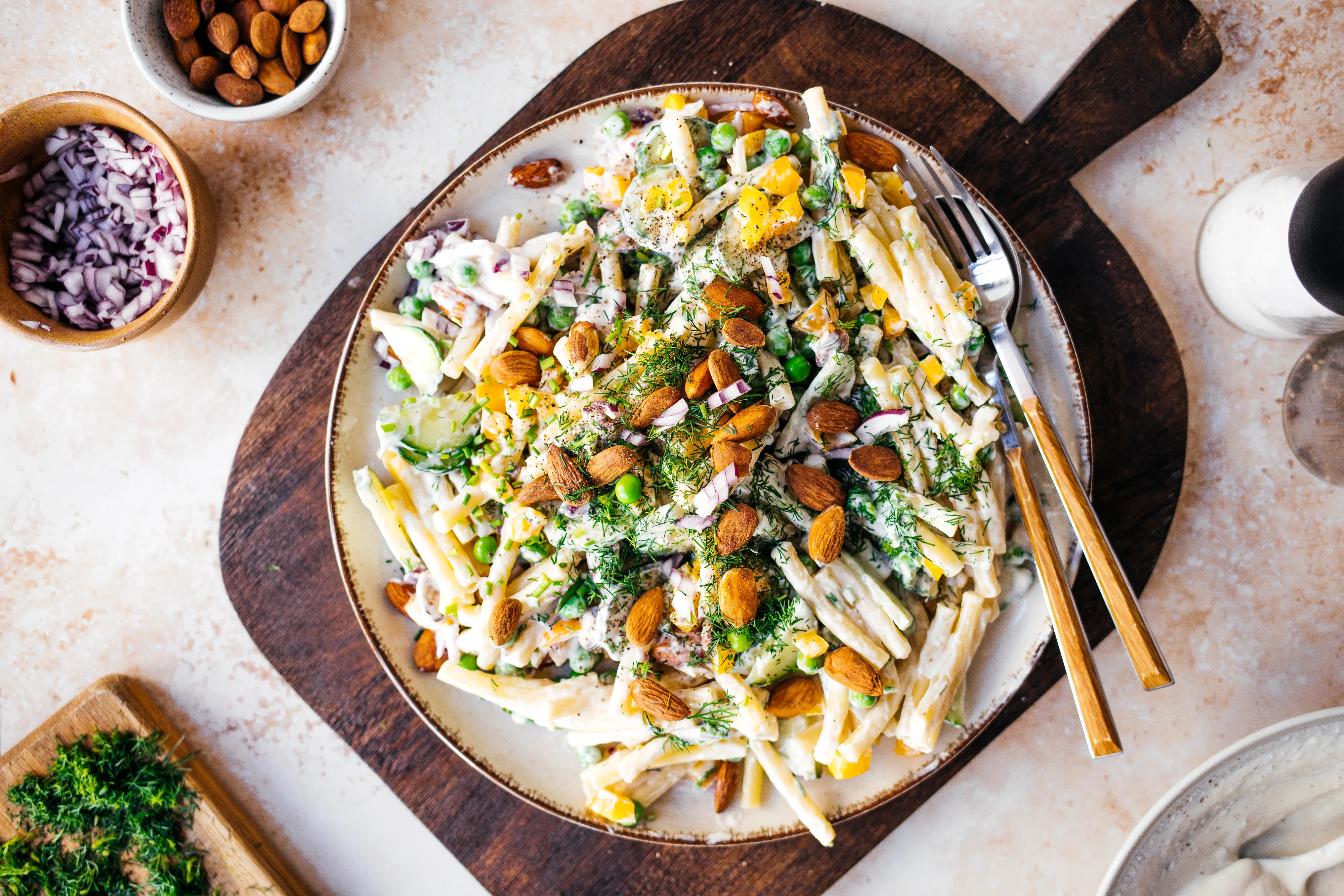 Veganer Makkaronisalat mit Mandeldressing