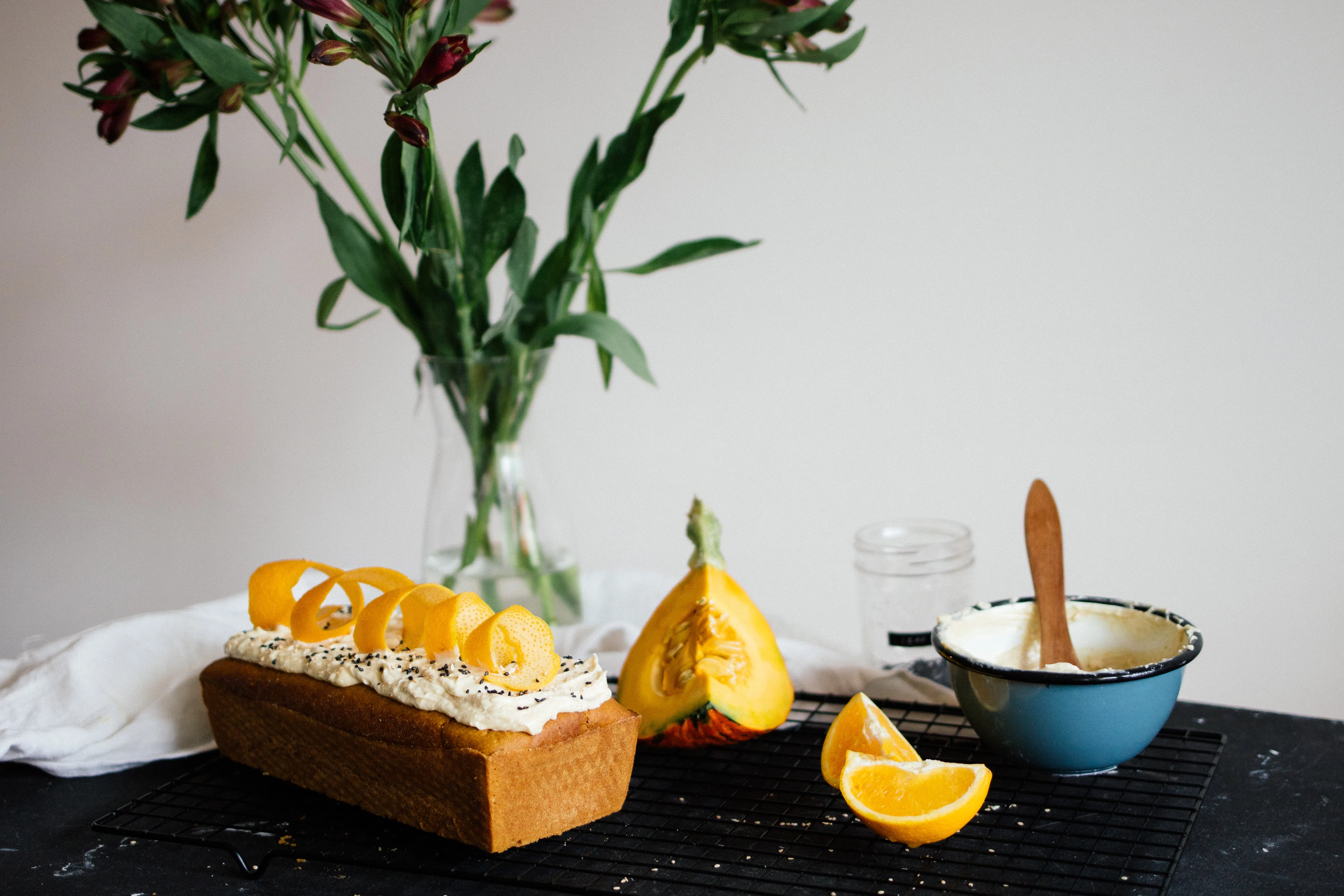 R438 Veganer Kürbiskuchen mit Tahini-Orangenglasur