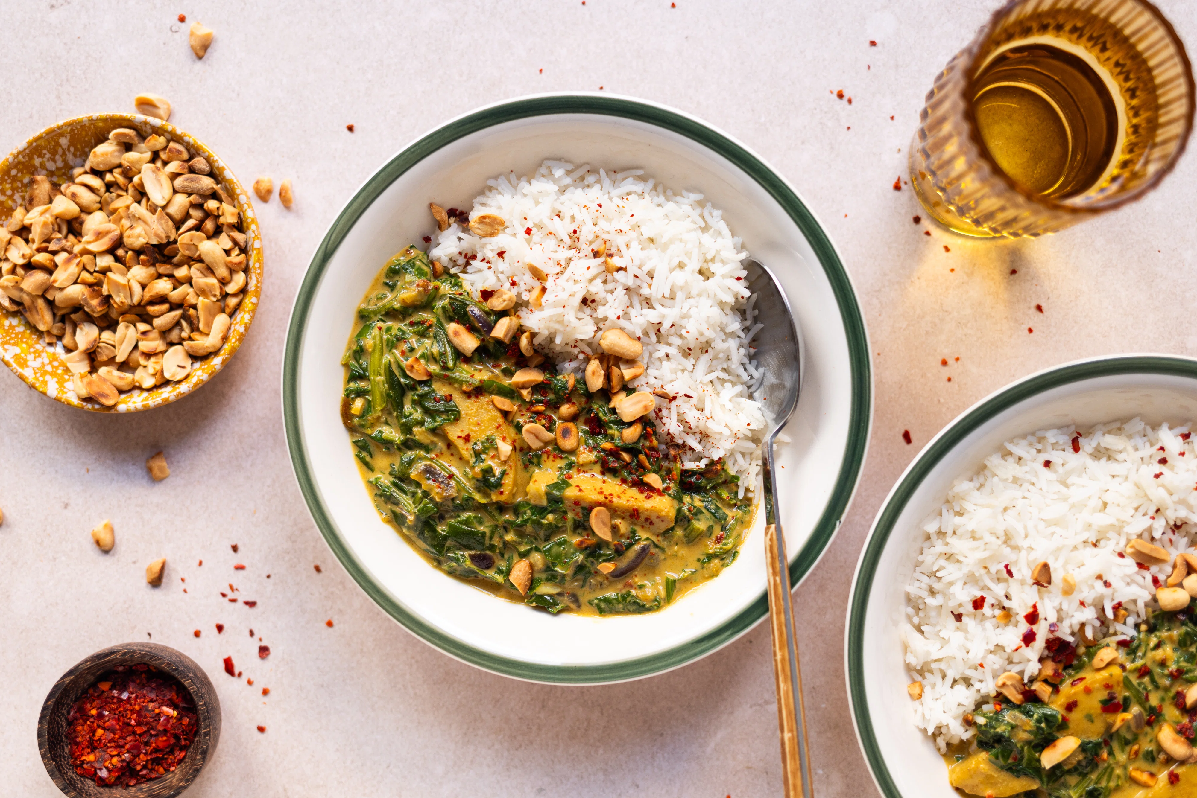 Veganes Erdnuss-Hühnchen-Curry mit Reis