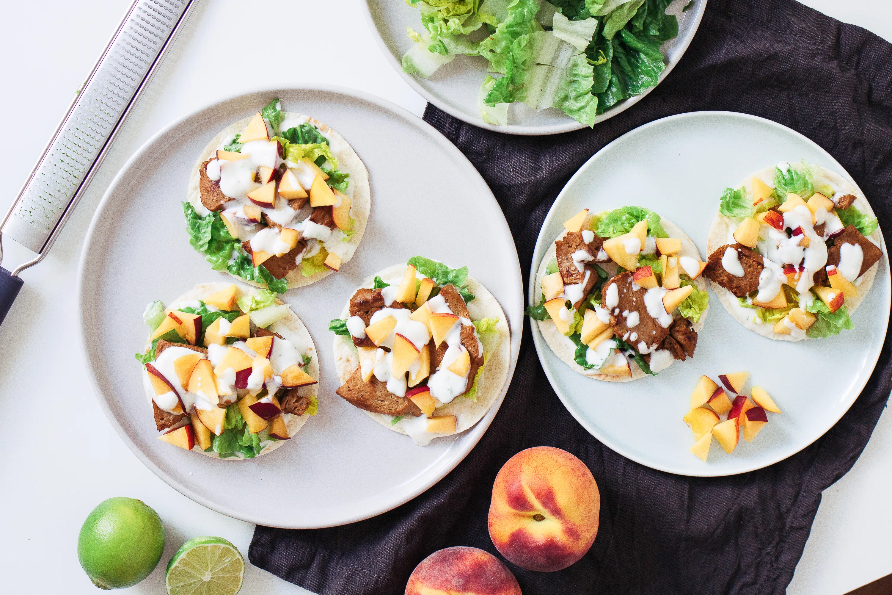 Vegane Hühnchen-Pfirsich-Tacos mit Limettenjoghurt