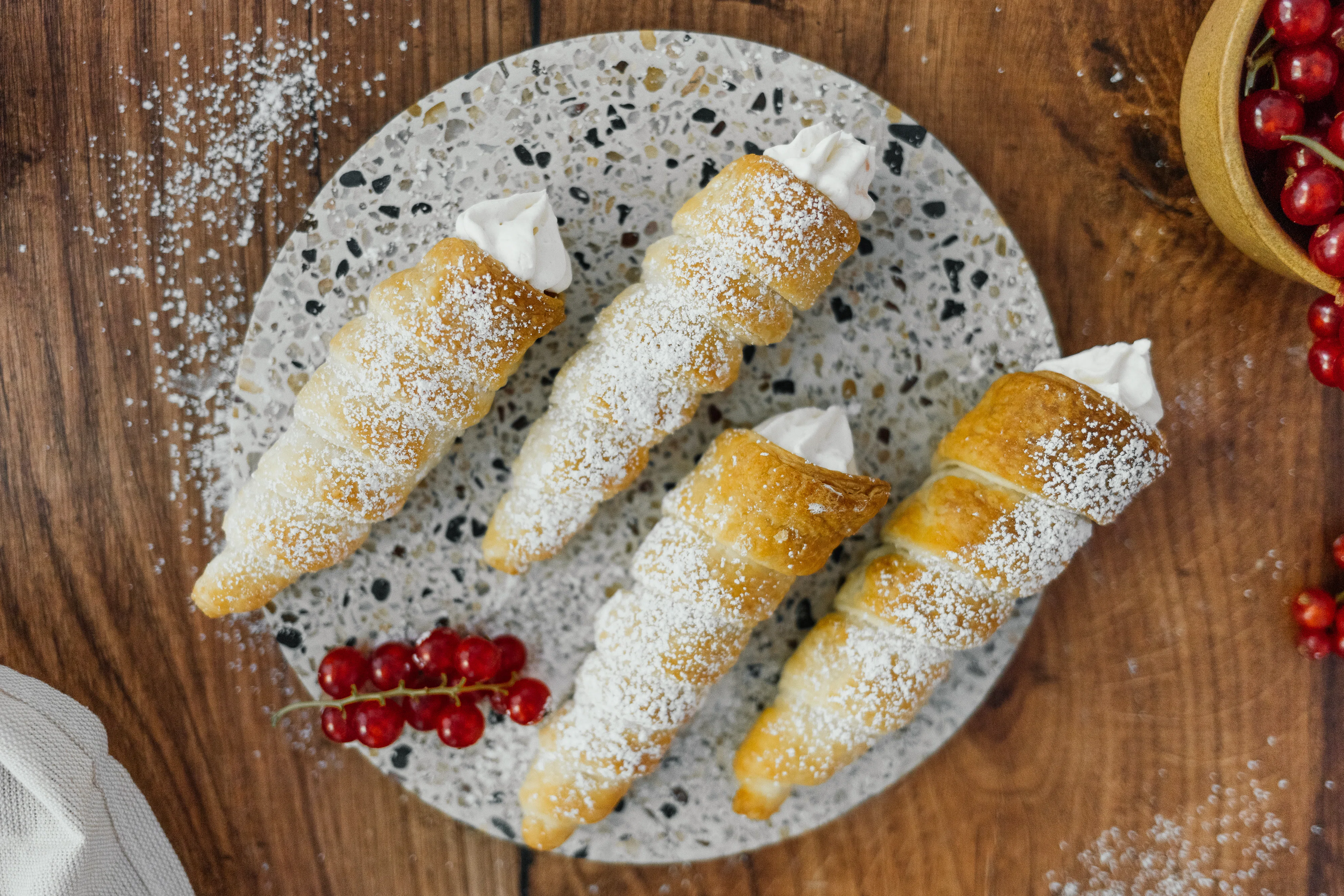 Vegane Schillerlocken mit roten Johannisbeeren