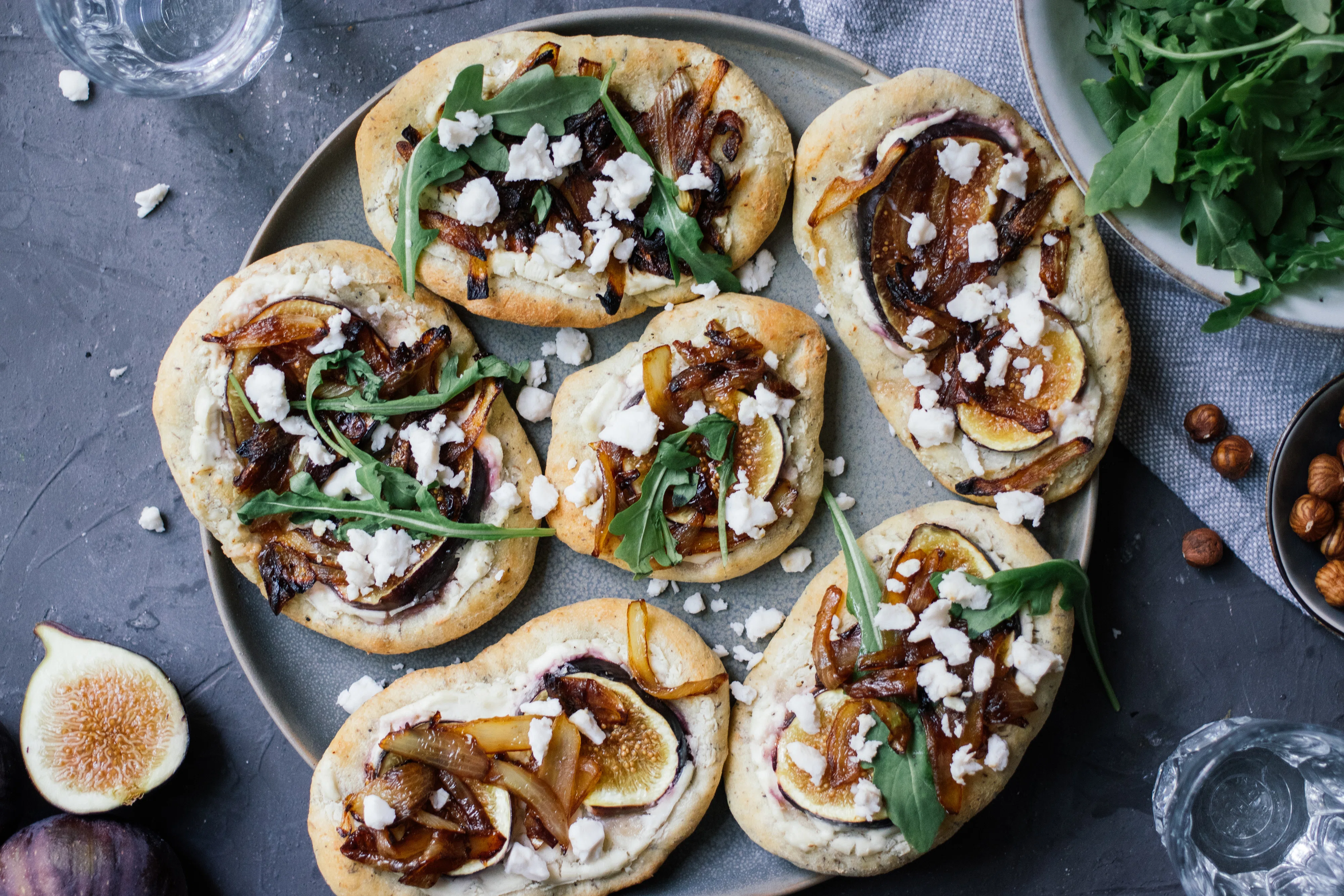 R535 Vegane Flatbread Minipizza mit Feigen und Balsamico-Zwiebeln