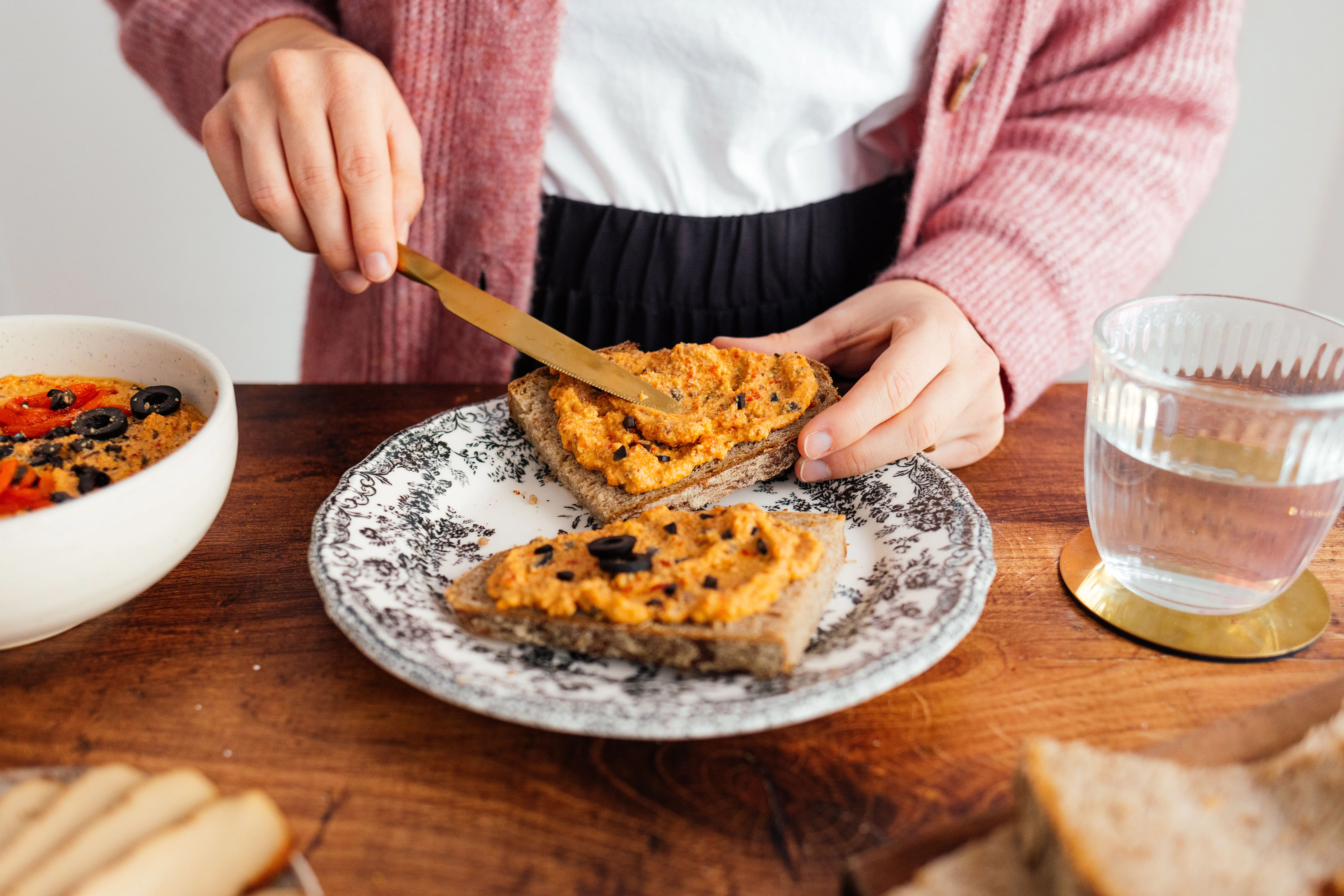 Veganer Aufstrich mit gegrillter Paprika, Räuchertofu und Oliven 