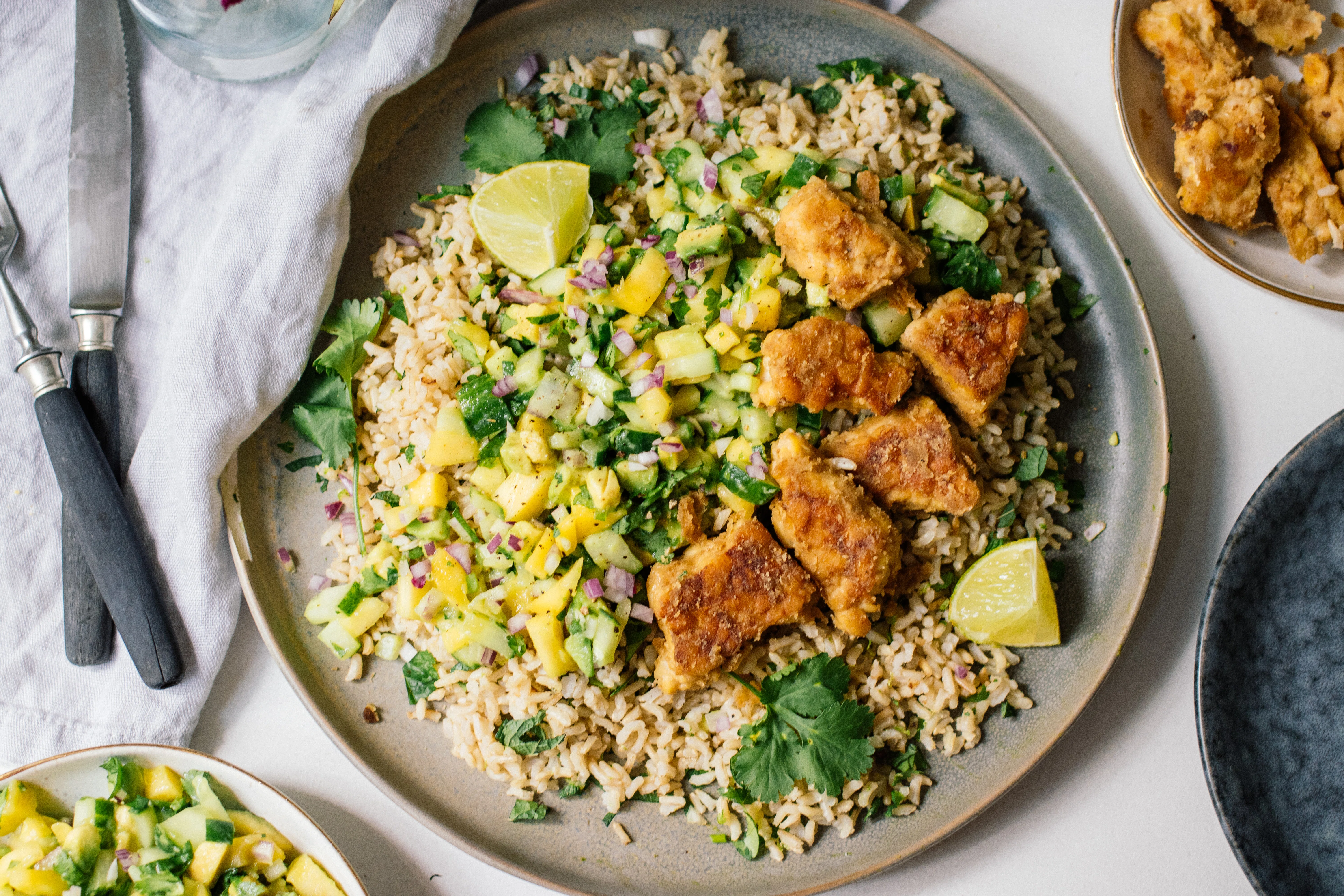 Limetten-Reis mit Tempeh und Mango-Avocado-Salsa