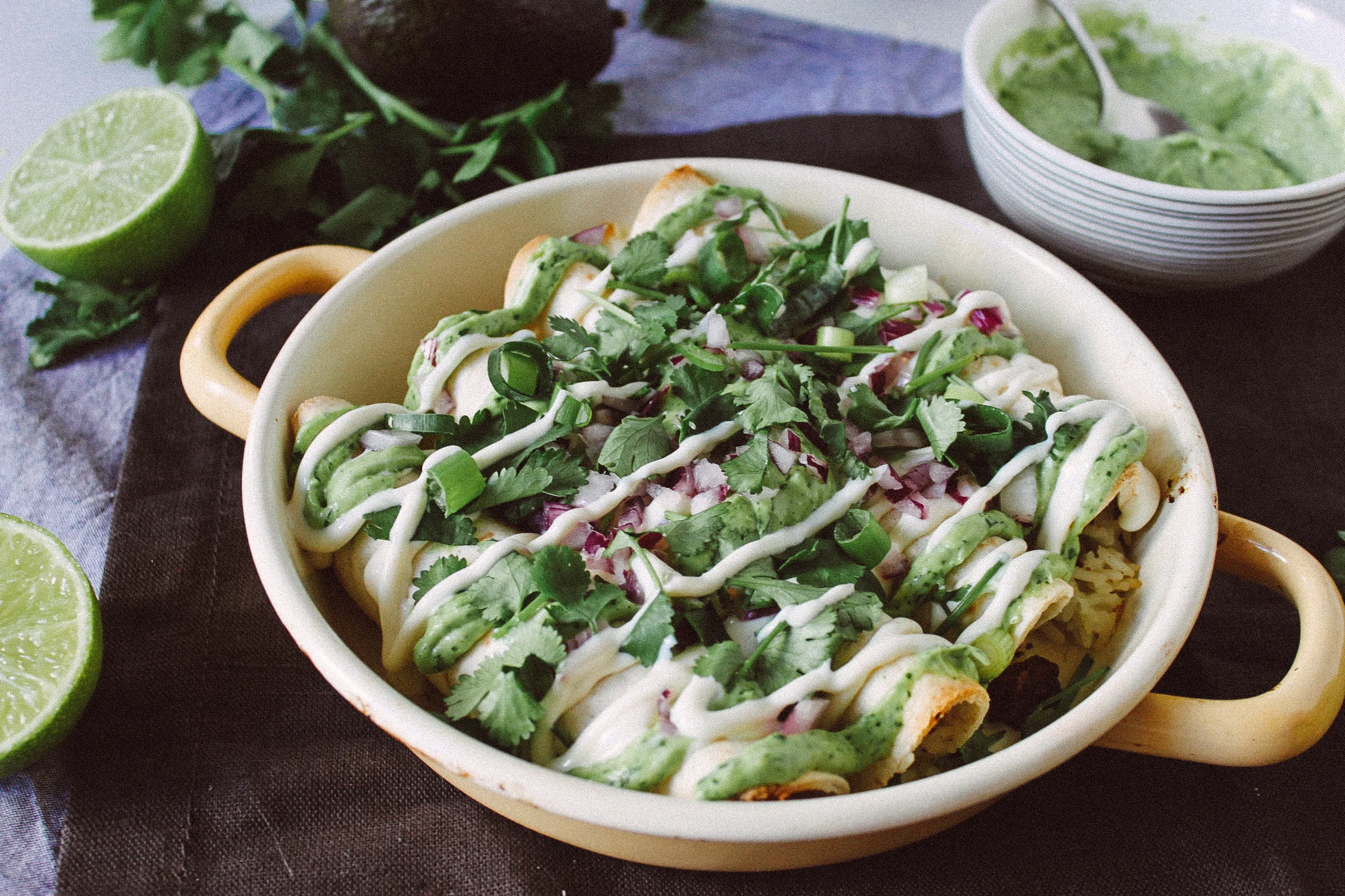 Vegane Taquitos mit Avocadosauce