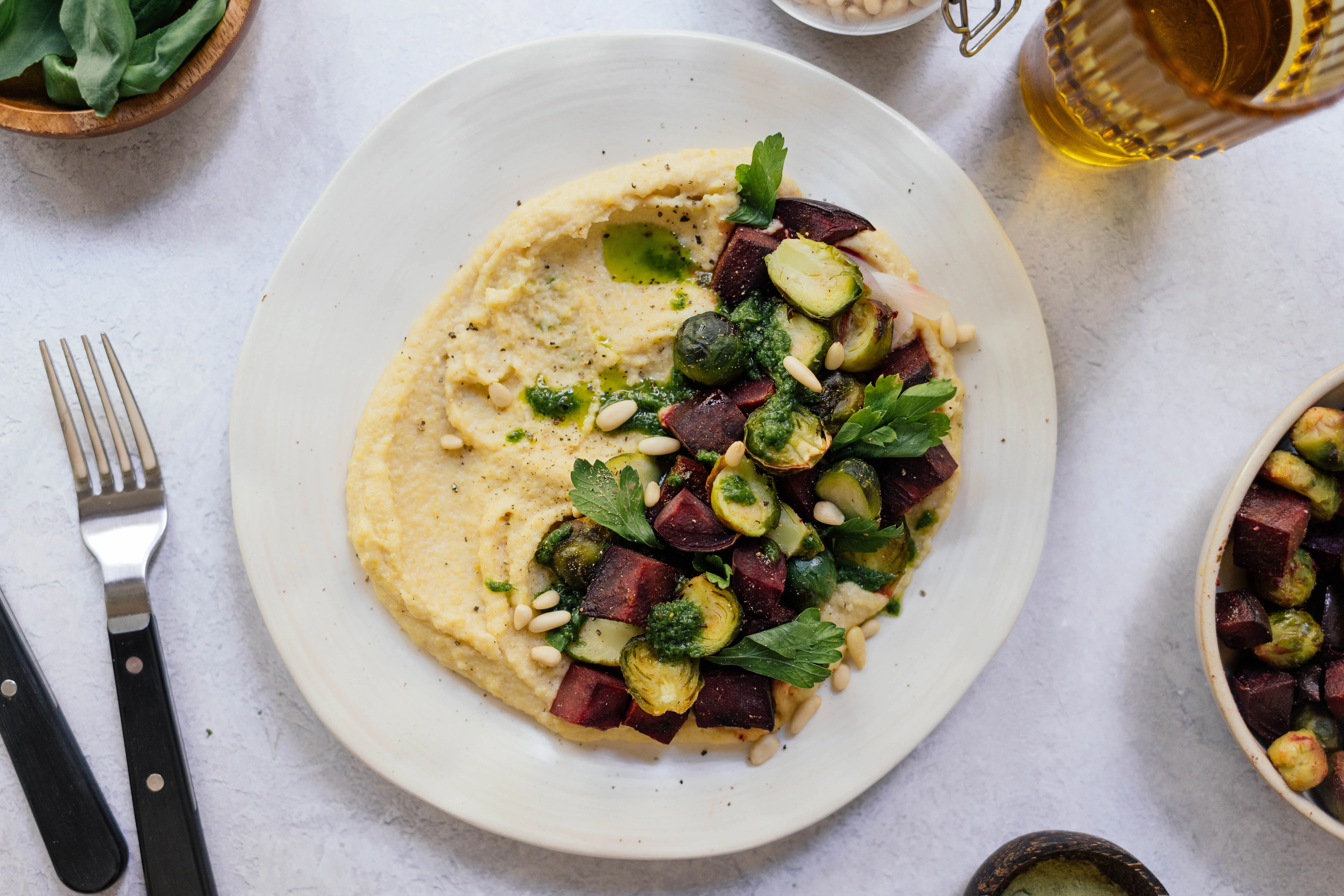Cremige Polenta mit Rosenkohl & Rote Bete