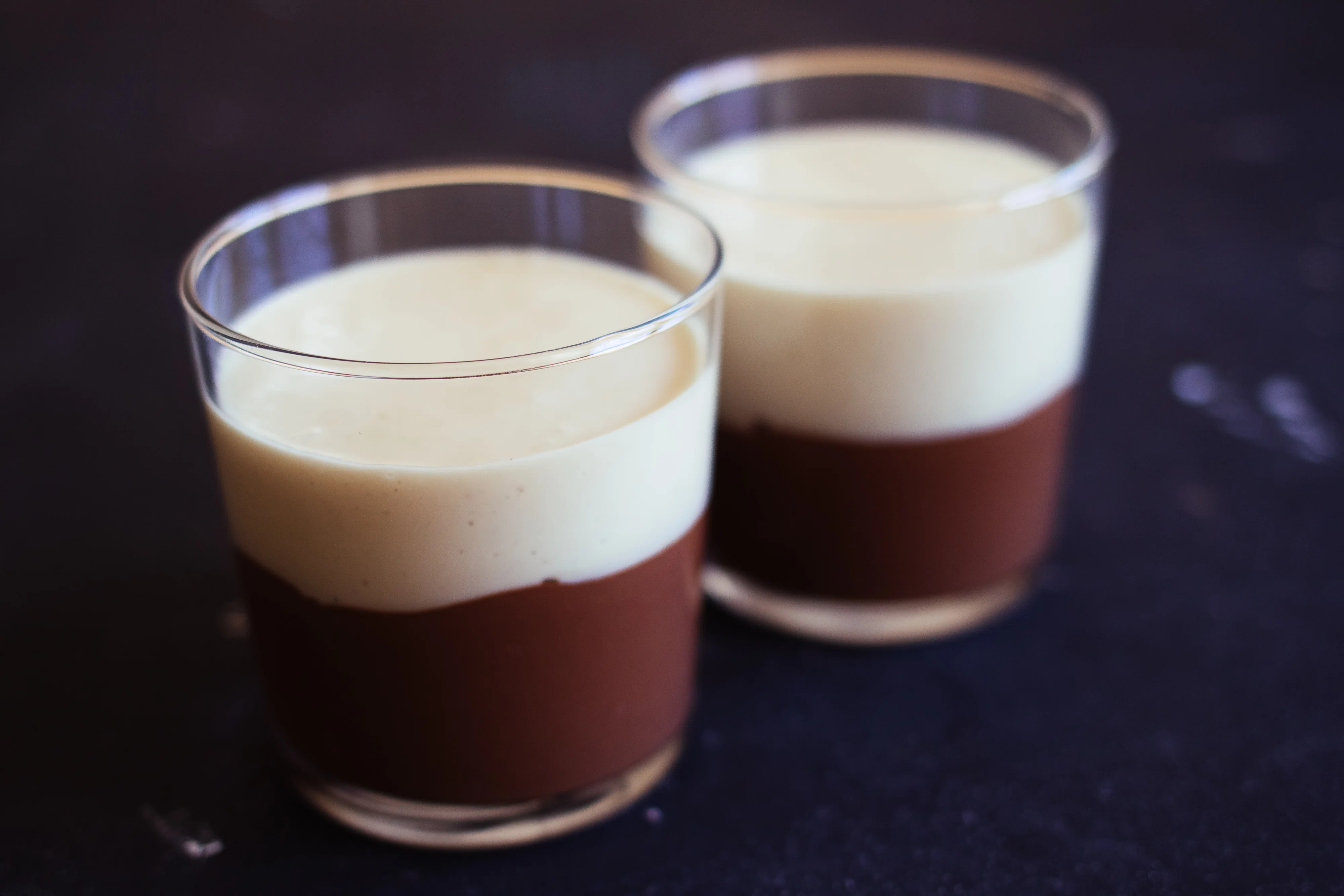 R69 Vegane dunkle & helle Schokoladenmousse mit Fruchtspiegel