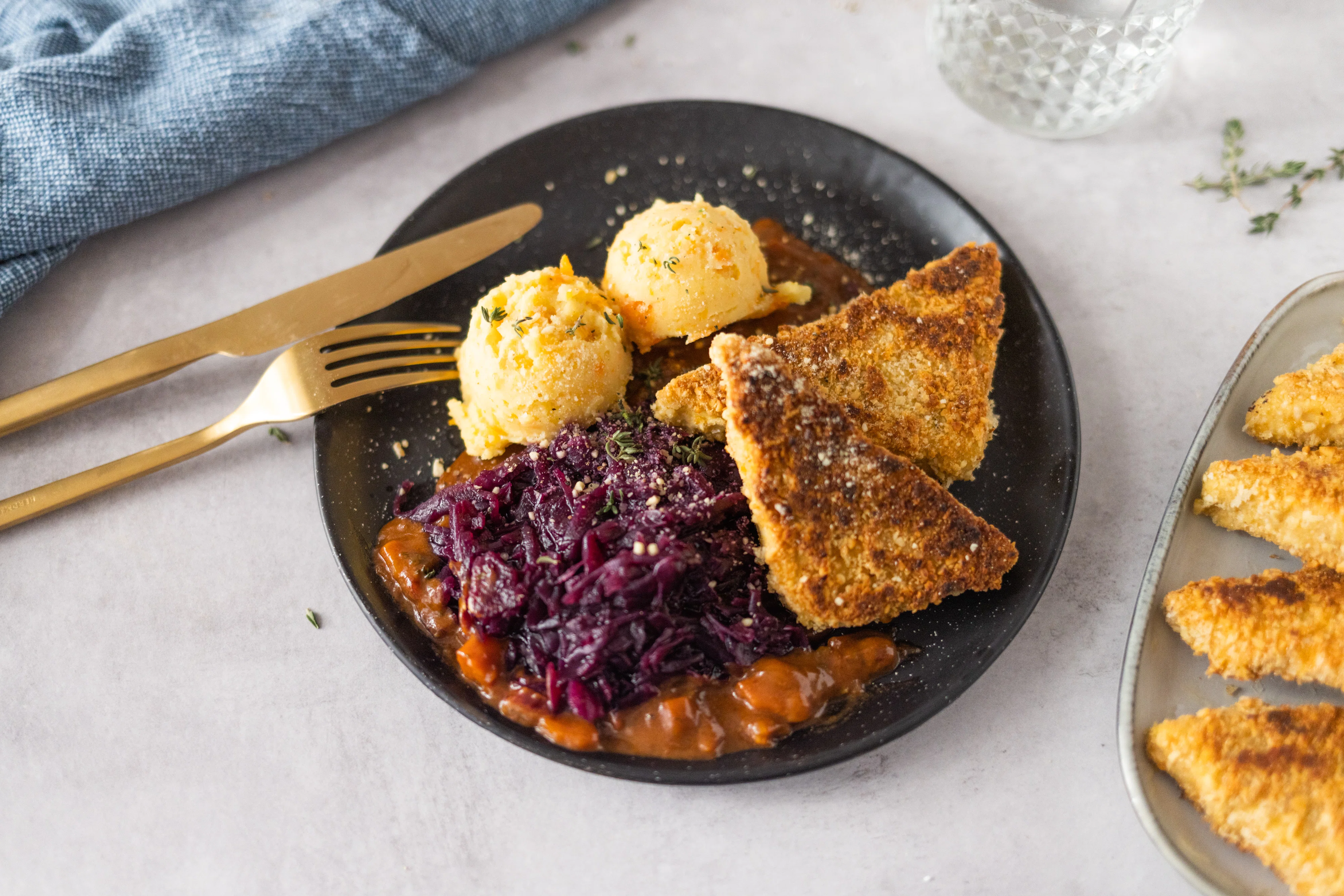 Tofu with vegan Parmesancrust, Potato-Carrot-Mash and Red Cabbage