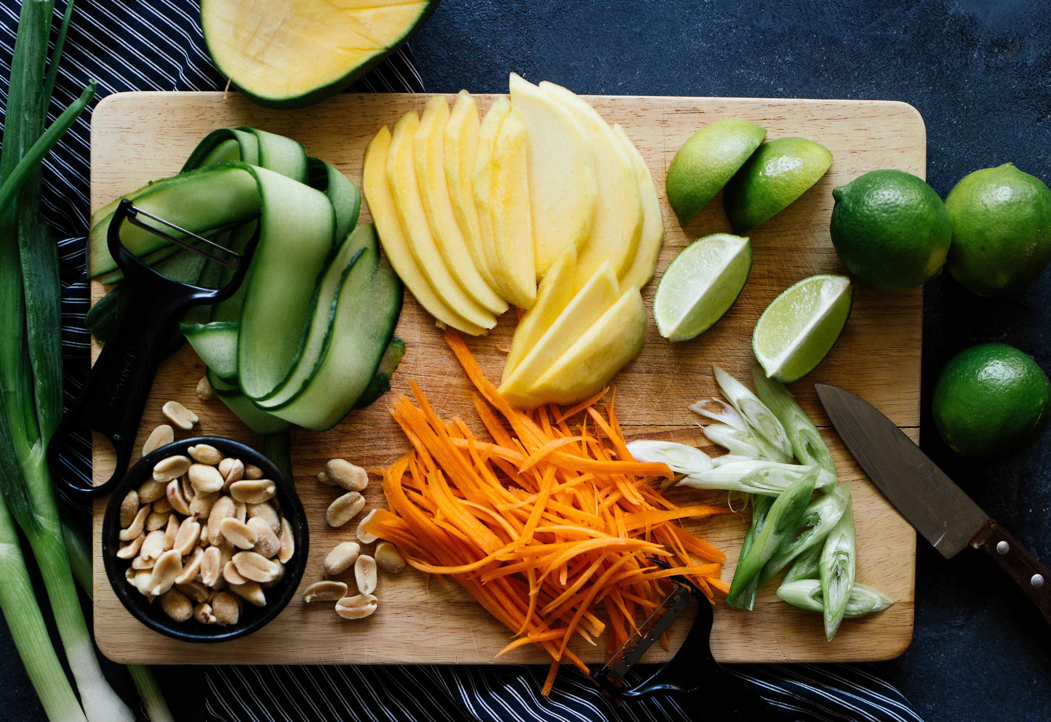 R539 Vegan Burger with peanut sauce & marinated tofu
