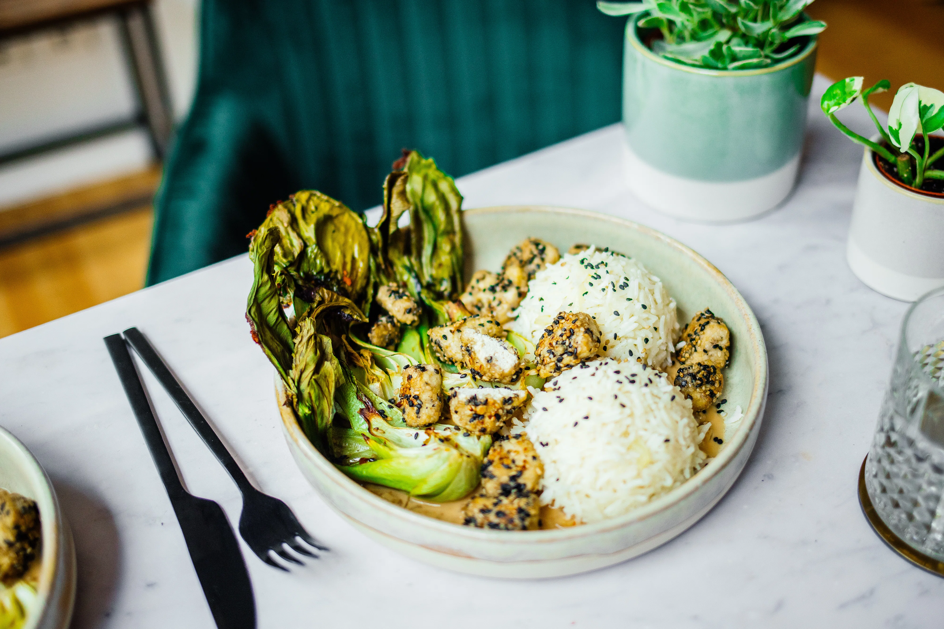 R705 Knusprige Tofustückchen mit Knoblauch-Reis und Pak Choi