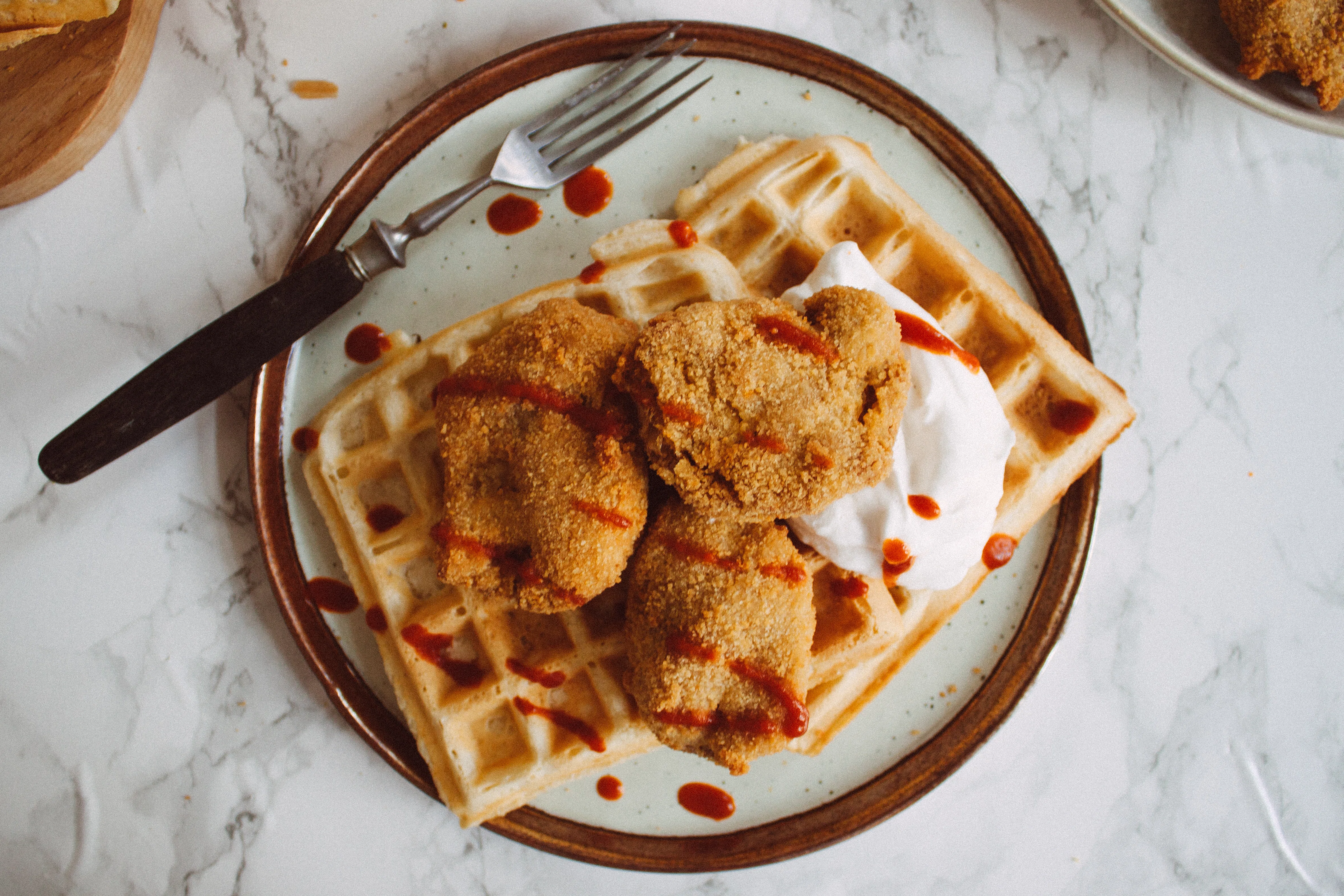 Vegane „Chicken & Waffles“