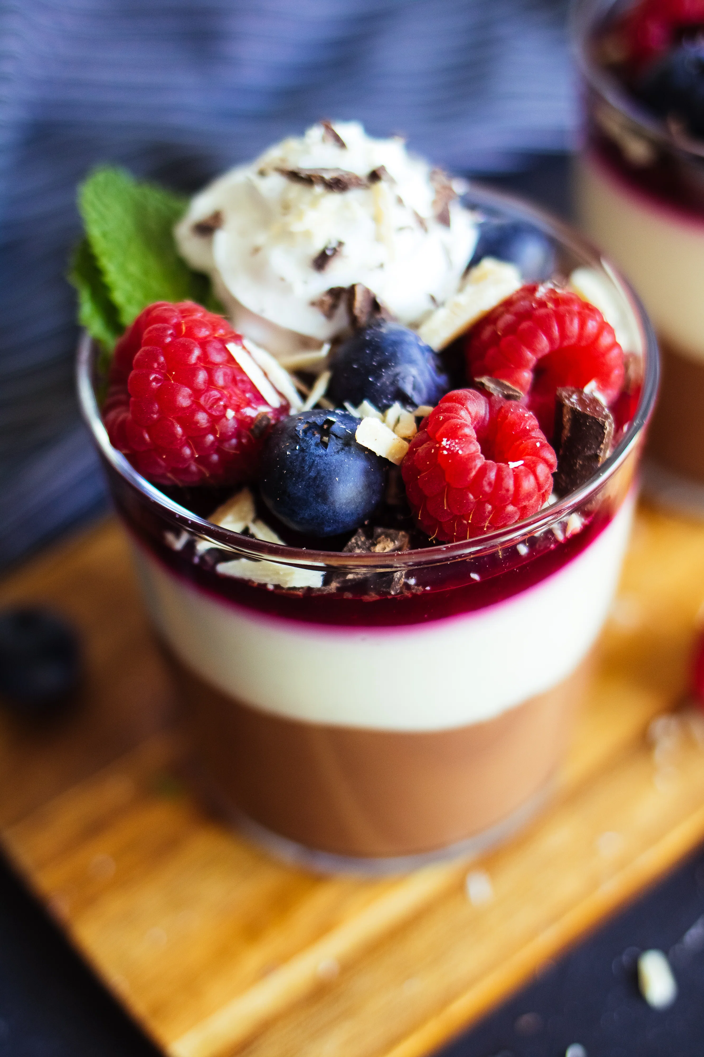 R69 Vegane dunkle & helle Schokoladenmousse mit Fruchtspiegel