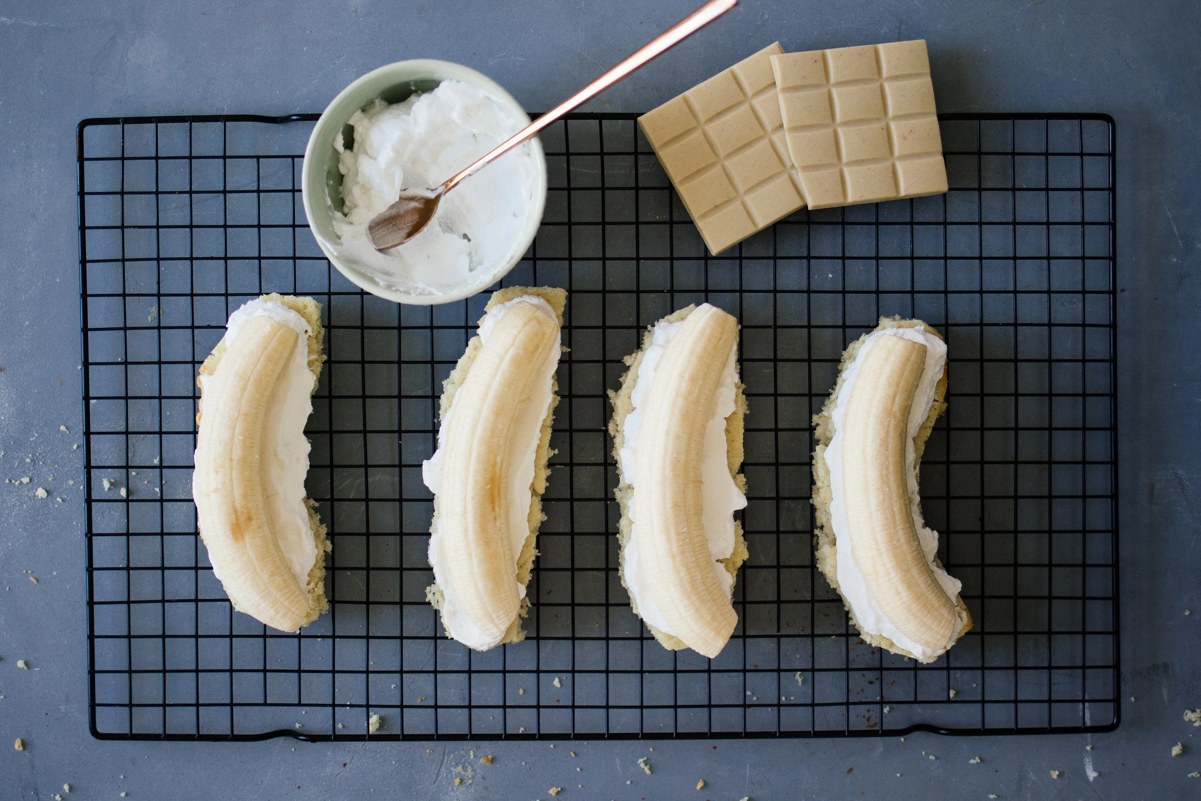 R306 Vegane Schokobanane auf Sahne & Biskuitteig
