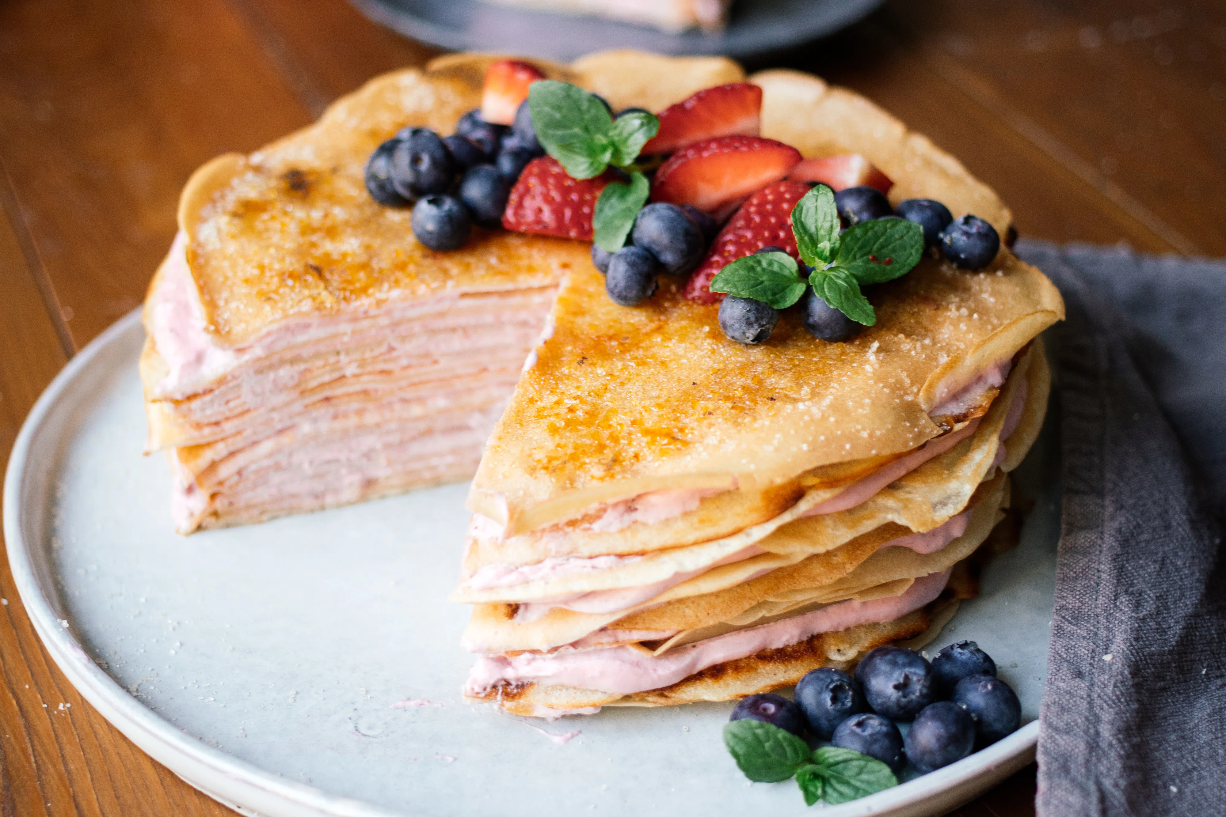 Vegane Crêpe-Torte mit Erdbeeren