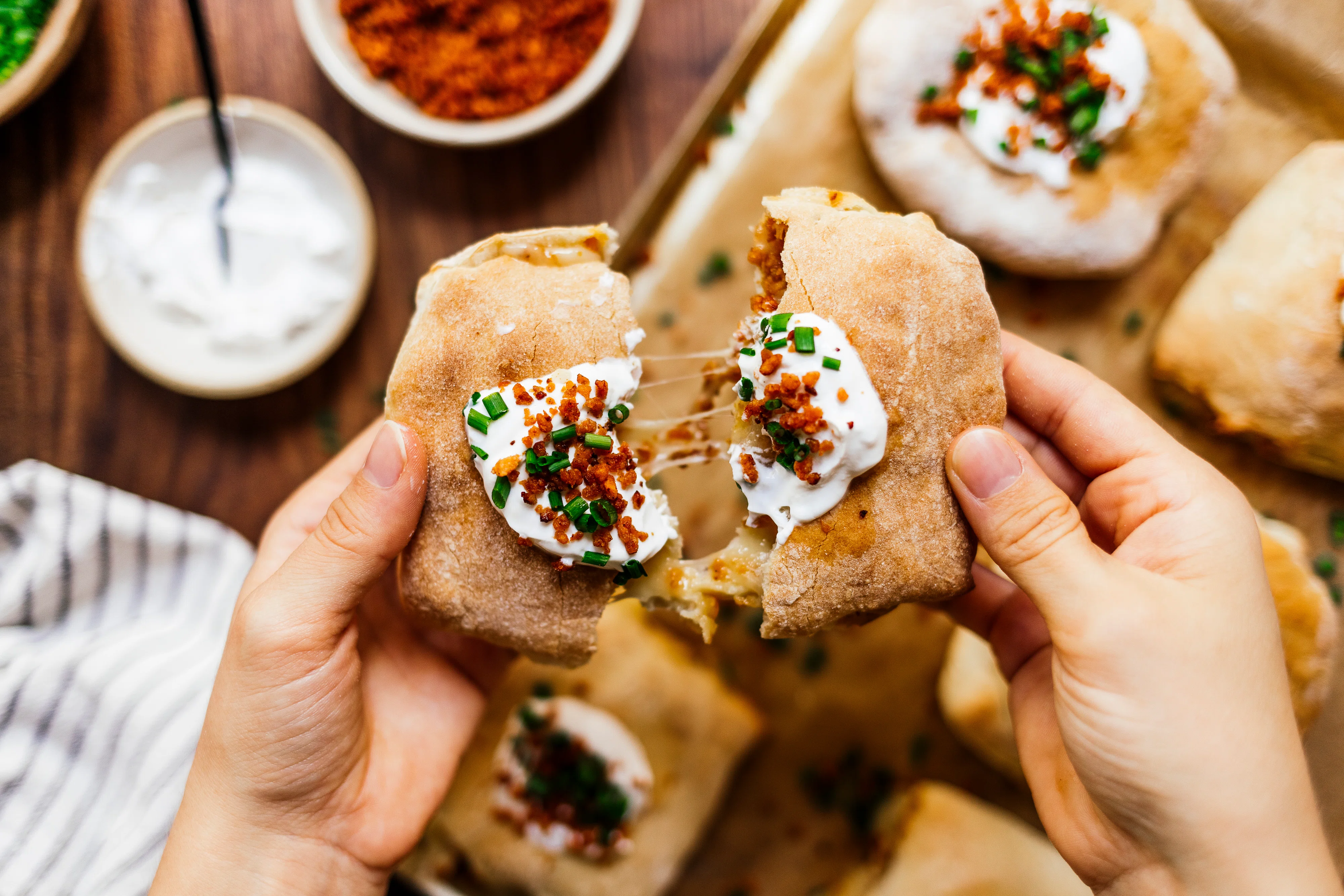 Veganes Handbrot mit Schinken und Käse