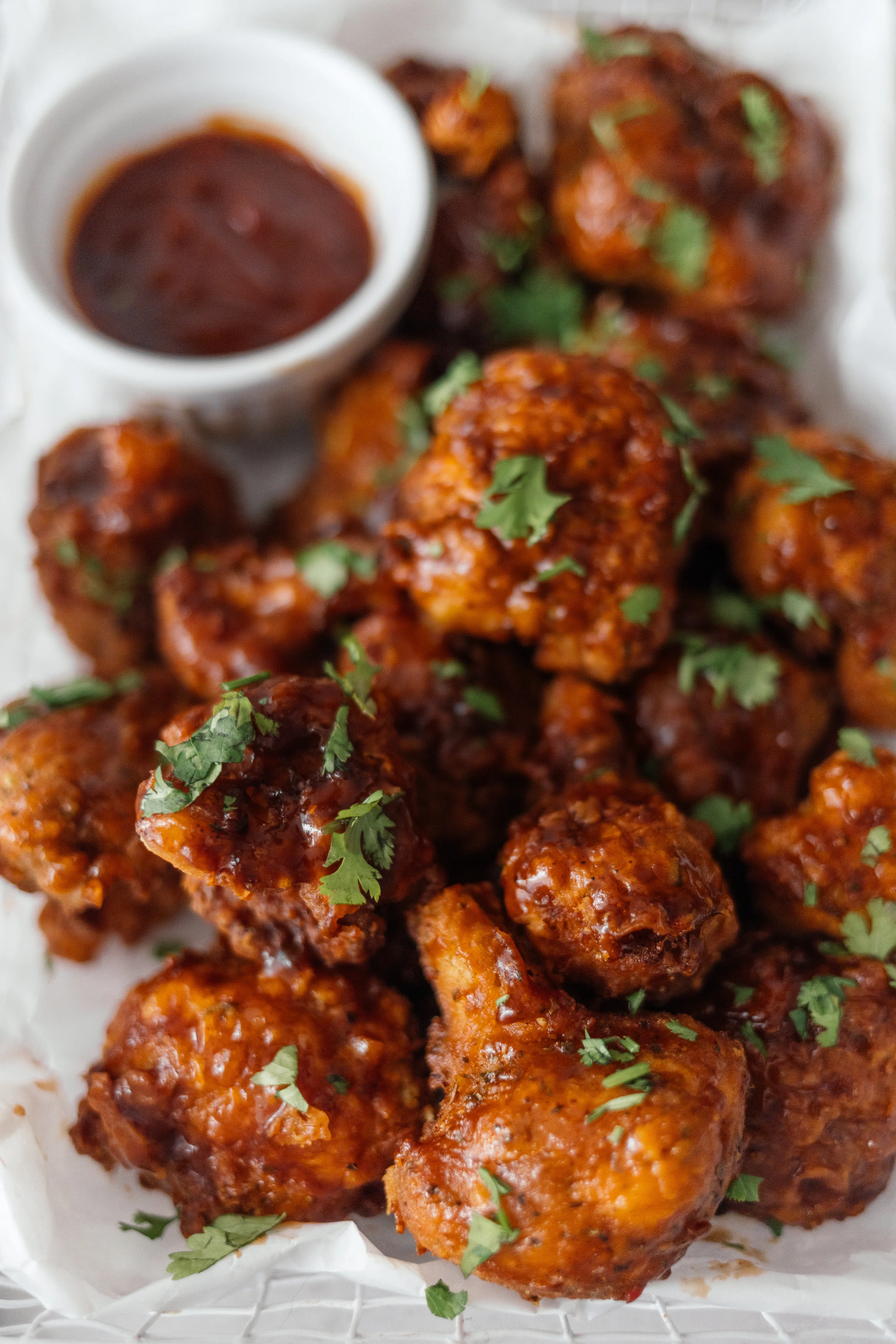 R154 Vegane Buffalo „Chicken“ Wings aus Blumenkohl