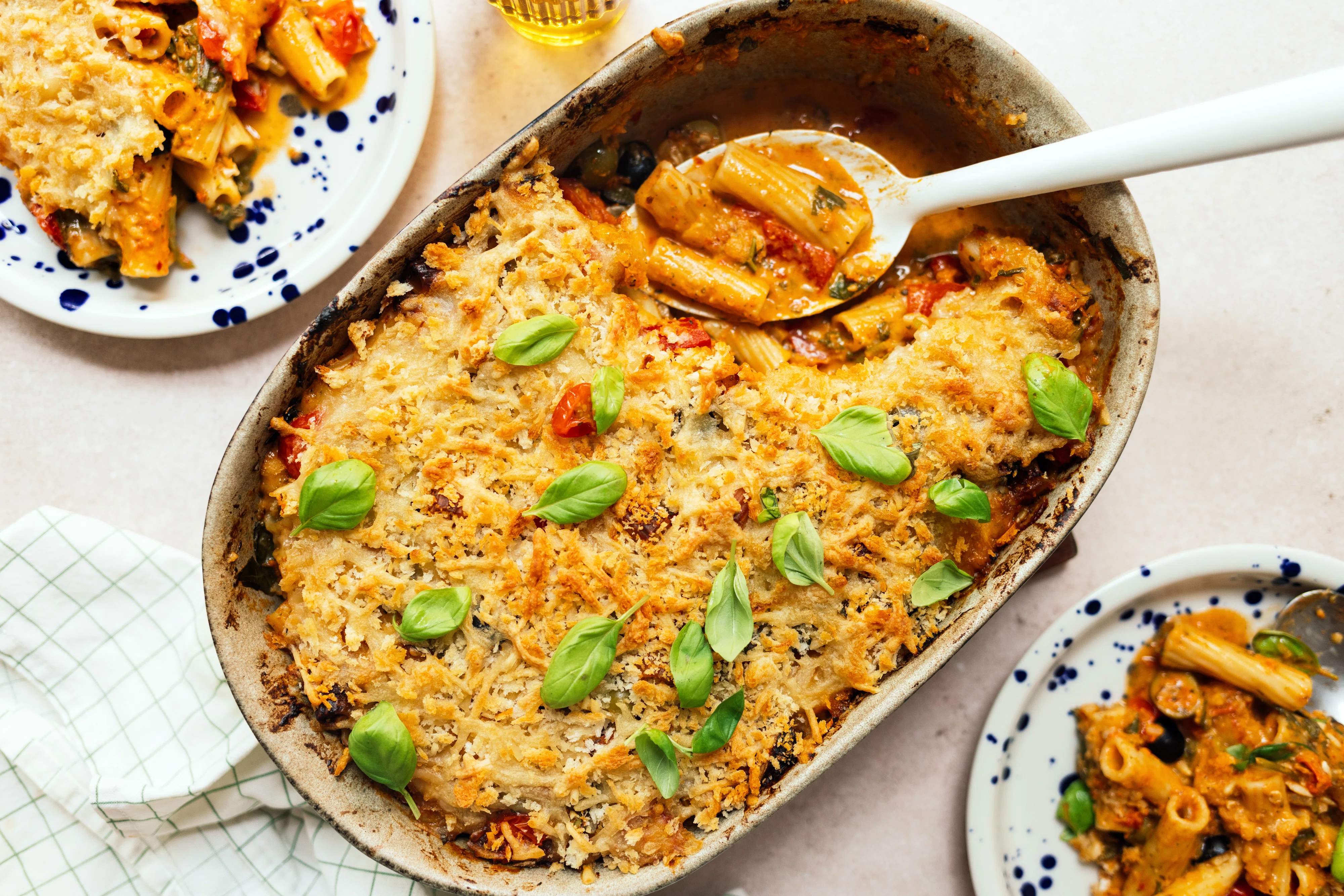 Veganer One-Pot-Pesto-Nudelauflauf mit knuspriger Käsekruste