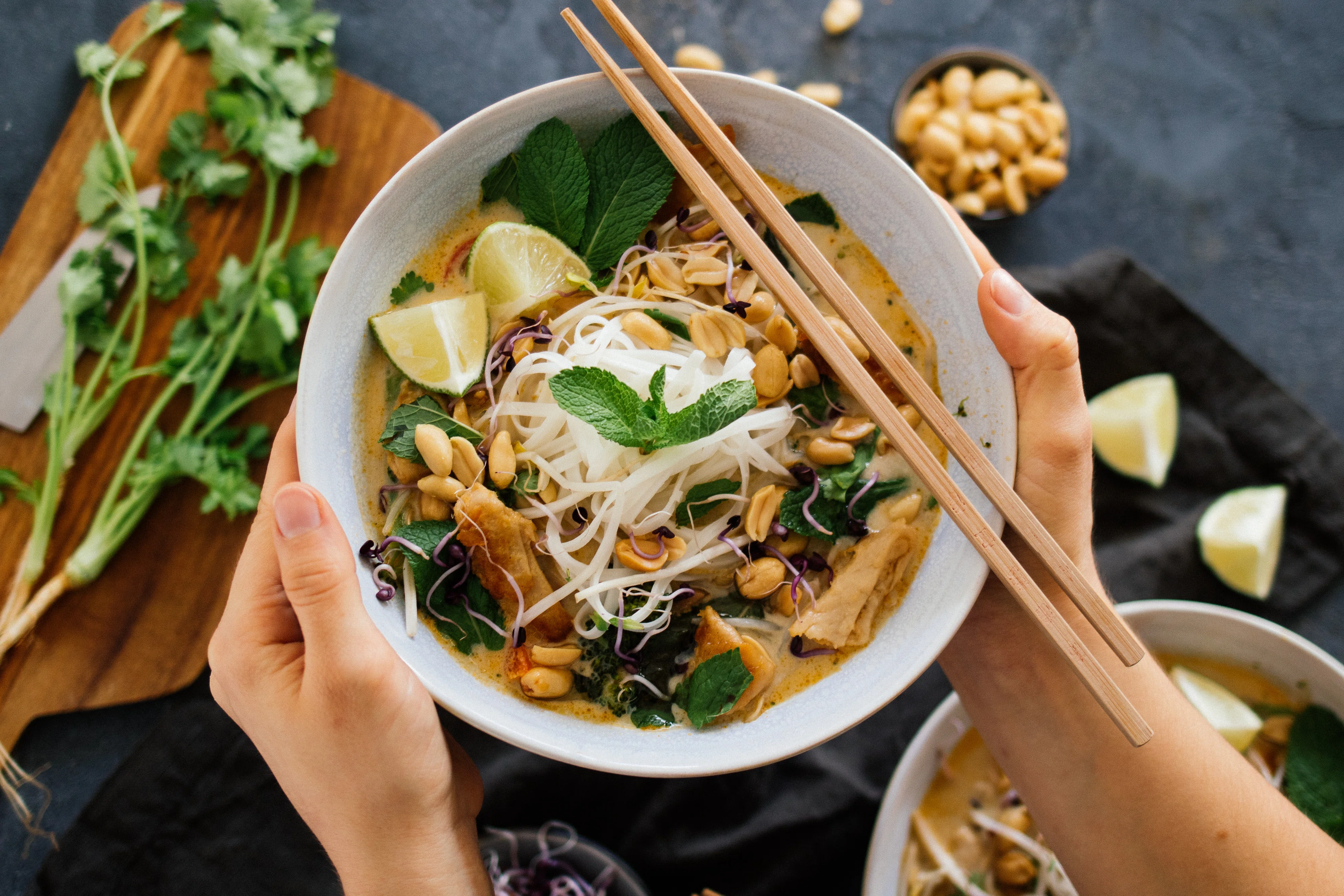 Vegane Thai-Kokos-Suppe mit „Hühnchen“
