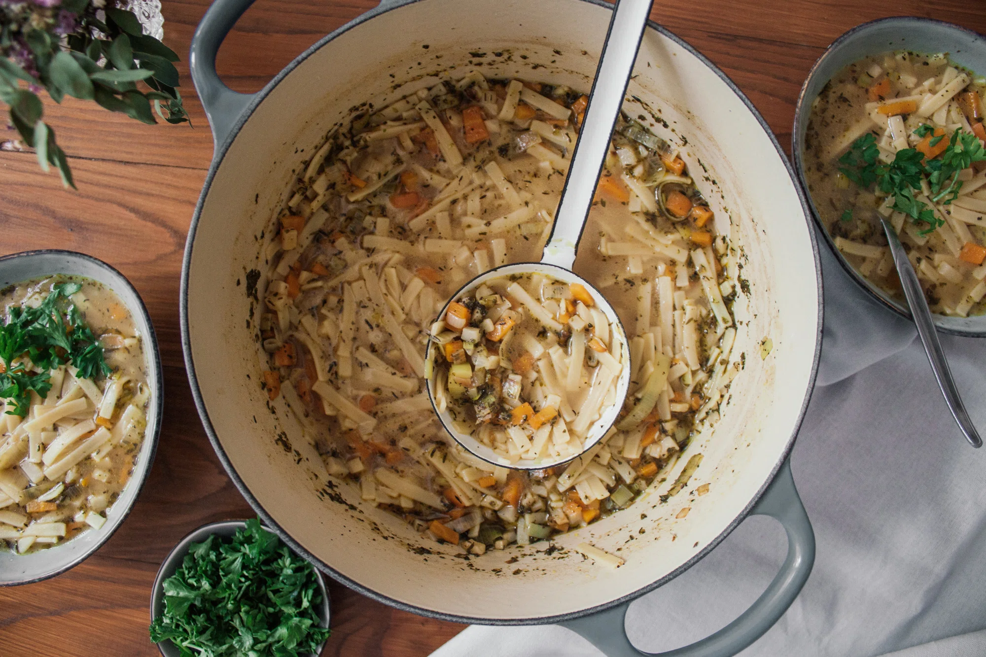 Vegane Nudelsuppe mit Gemüse