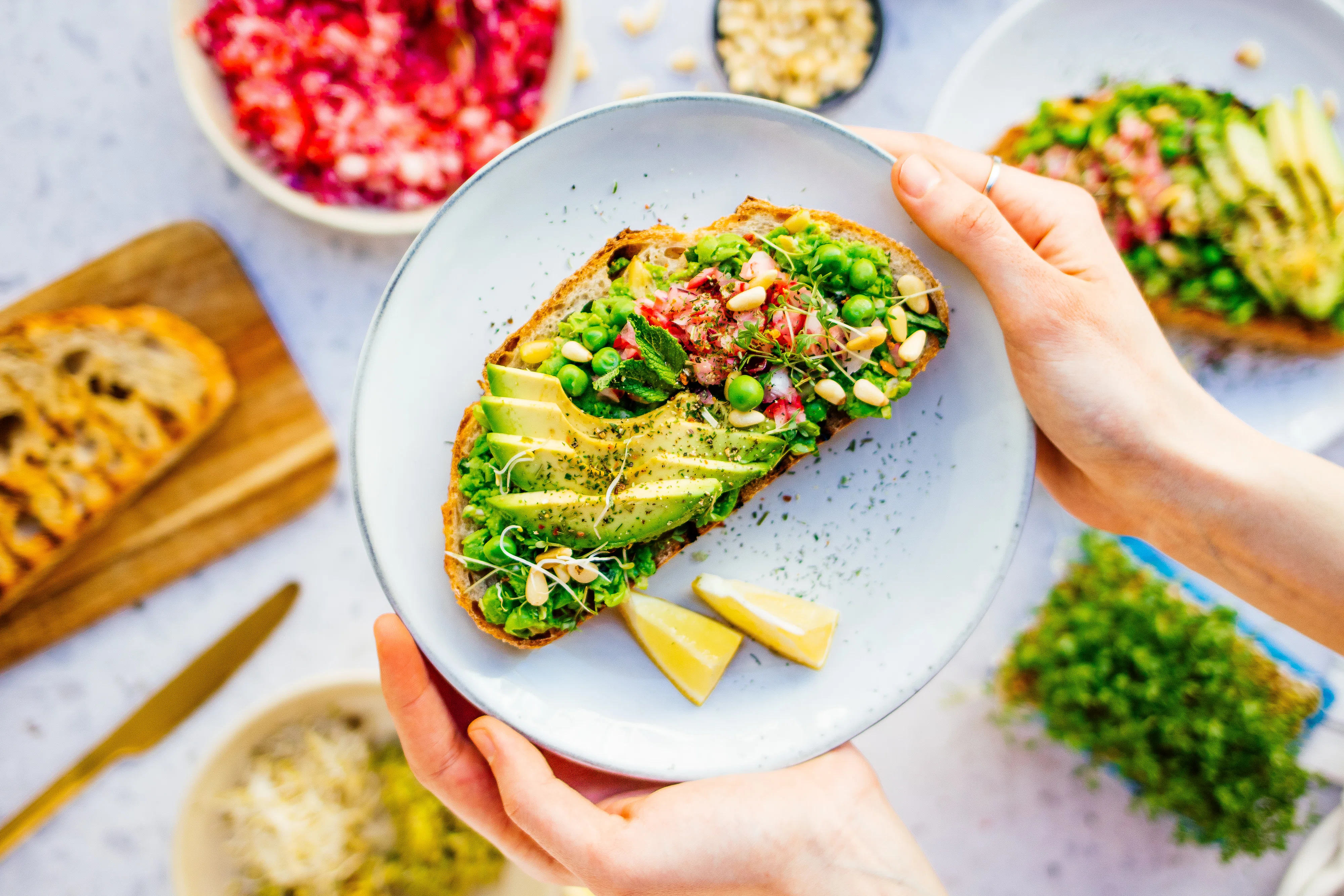 Veganes Sandwich mit Peacamole & Radieschen-Salsa