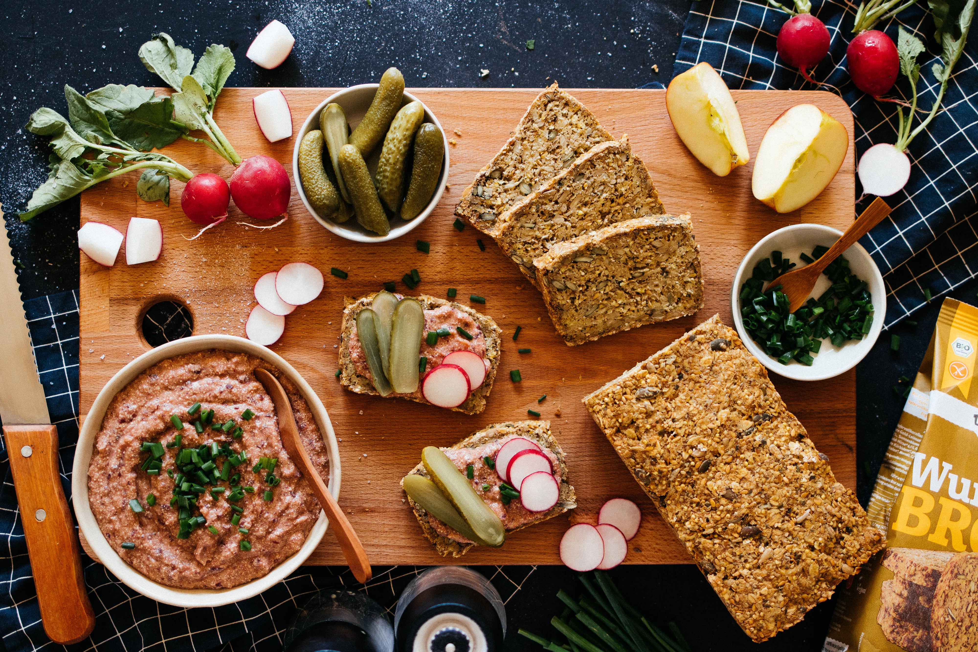 R553 Homemade Vegan Liverwurst with Freshly Baked Bread